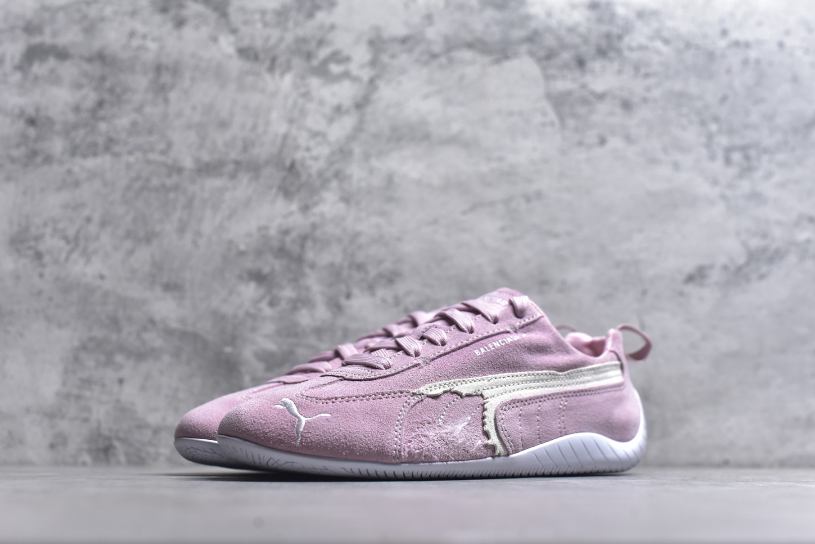 图片[2]-#巴黎世家联名款Balenciaga The Open Product x Puma Speedcat 极速赛车系列彪马低帮生活休闲鞋 最高纯原版出货 1：1原材料 还原度顶级 原装档案原数据纸版楦型 原厂固色翻毛皮鞋面材质 二次成型\’猛帮\’成型工艺 正确做旧鞋面 全球知名运动品牌PUMA宝马赛车系列，融合了宝马车队的标志性配色，以趣味十足又前卫复古的设计引领潮流，将赛道精神融入街头时尚，开启前卫竞速之旅。自1978年巴伐利亚车队走上世界舞台，宝马赛车就在全球汽车制造和赛车运动领域留下了浓墨重彩的一笔。全新的两款BMW MMS Roma与BMW MMS Speedboat鞋款，均从宝马车型中汲取灵感。以黑或白为底色，融入经典配色，主打前卫复古风。Roma鞋款的鞋侧以复古的流线造型，缀以宝马经典Logo，巧妙吸睛；而Speedcat鞋款以亮眼三色条纹元素缀以舒适鞋面，赋予了独特的个性美学，演绎赛车的无尽能量 货号 406519-07 尺码：35.5-45-选品中心