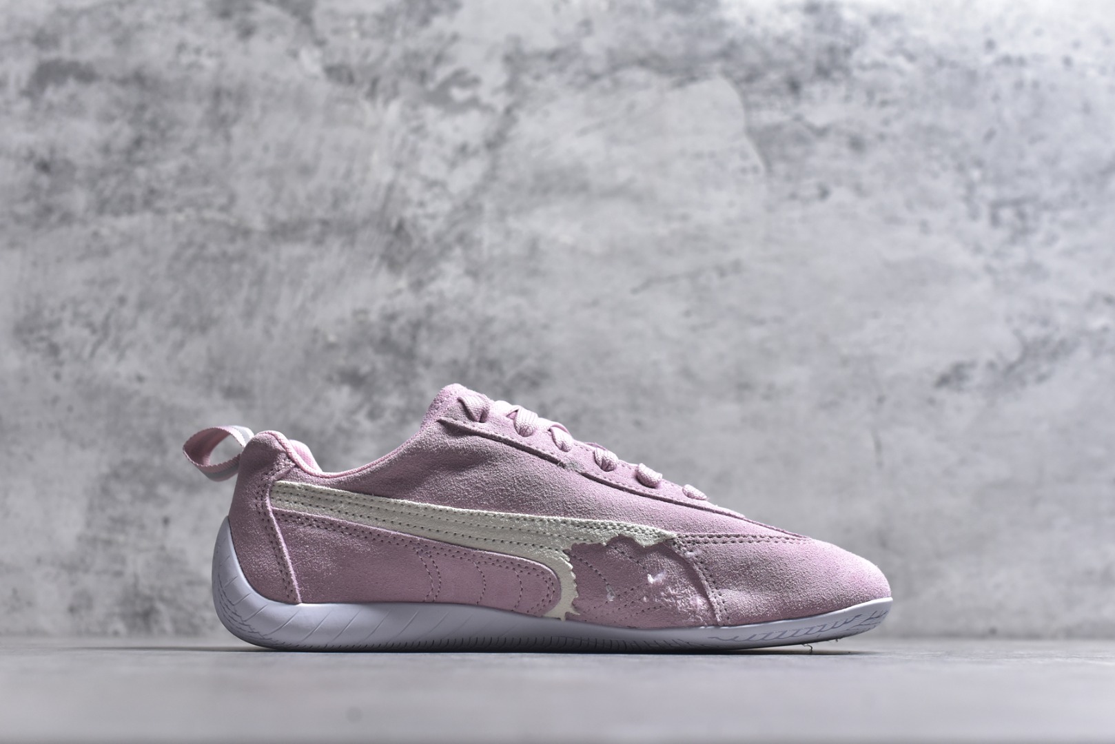 图片[3]-#巴黎世家联名款Balenciaga The Open Product x Puma Speedcat 极速赛车系列彪马低帮生活休闲鞋 最高纯原版出货 1：1原材料 还原度顶级 原装档案原数据纸版楦型 原厂固色翻毛皮鞋面材质 二次成型\’猛帮\’成型工艺 正确做旧鞋面 全球知名运动品牌PUMA宝马赛车系列，融合了宝马车队的标志性配色，以趣味十足又前卫复古的设计引领潮流，将赛道精神融入街头时尚，开启前卫竞速之旅。自1978年巴伐利亚车队走上世界舞台，宝马赛车就在全球汽车制造和赛车运动领域留下了浓墨重彩的一笔。全新的两款BMW MMS Roma与BMW MMS Speedboat鞋款，均从宝马车型中汲取灵感。以黑或白为底色，融入经典配色，主打前卫复古风。Roma鞋款的鞋侧以复古的流线造型，缀以宝马经典Logo，巧妙吸睛；而Speedcat鞋款以亮眼三色条纹元素缀以舒适鞋面，赋予了独特的个性美学，演绎赛车的无尽能量 货号 406519-07 尺码：35.5-45-选品中心