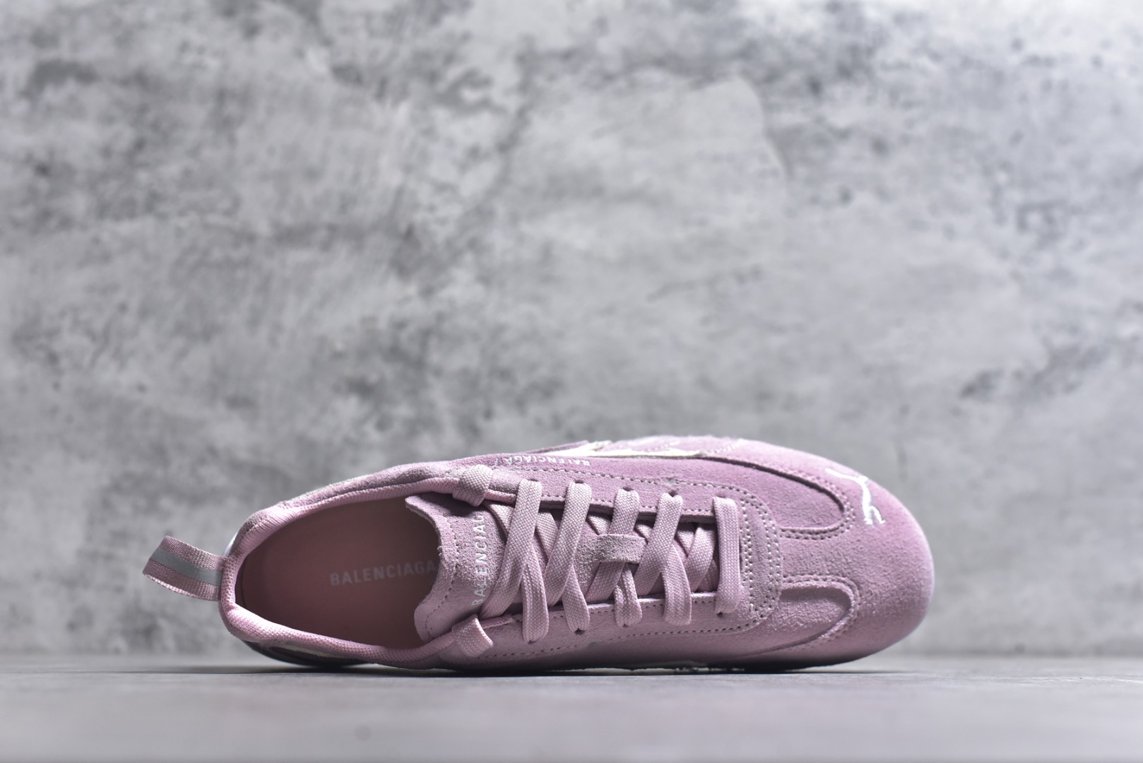 图片[4]-#巴黎世家联名款Balenciaga The Open Product x Puma Speedcat 极速赛车系列彪马低帮生活休闲鞋 最高纯原版出货 1：1原材料 还原度顶级 原装档案原数据纸版楦型 原厂固色翻毛皮鞋面材质 二次成型\’猛帮\’成型工艺 正确做旧鞋面 全球知名运动品牌PUMA宝马赛车系列，融合了宝马车队的标志性配色，以趣味十足又前卫复古的设计引领潮流，将赛道精神融入街头时尚，开启前卫竞速之旅。自1978年巴伐利亚车队走上世界舞台，宝马赛车就在全球汽车制造和赛车运动领域留下了浓墨重彩的一笔。全新的两款BMW MMS Roma与BMW MMS Speedboat鞋款，均从宝马车型中汲取灵感。以黑或白为底色，融入经典配色，主打前卫复古风。Roma鞋款的鞋侧以复古的流线造型，缀以宝马经典Logo，巧妙吸睛；而Speedcat鞋款以亮眼三色条纹元素缀以舒适鞋面，赋予了独特的个性美学，演绎赛车的无尽能量 货号 406519-07 尺码：35.5-45-选品中心