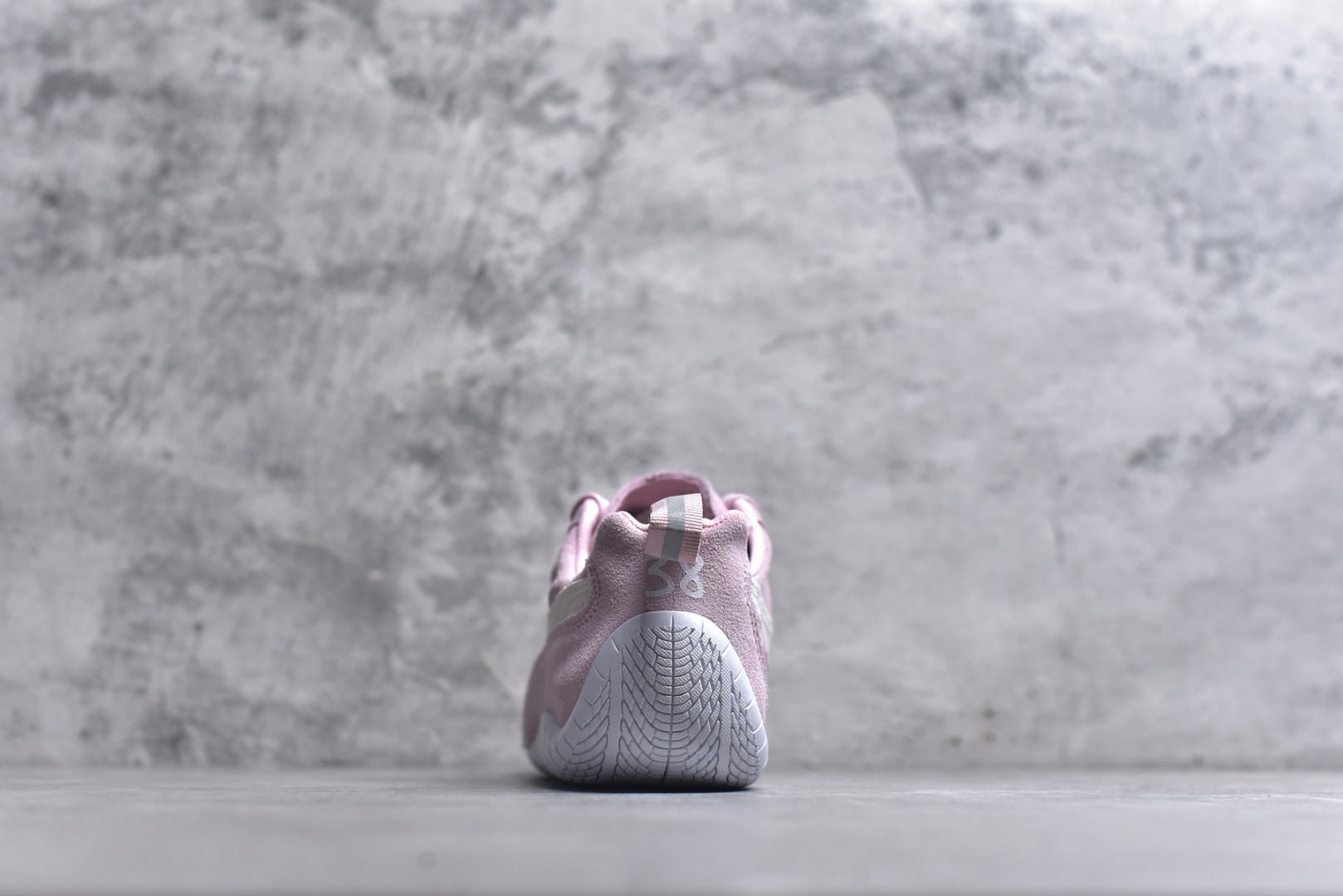 图片[5]-#巴黎世家联名款Balenciaga The Open Product x Puma Speedcat 极速赛车系列彪马低帮生活休闲鞋 最高纯原版出货 1：1原材料 还原度顶级 原装档案原数据纸版楦型 原厂固色翻毛皮鞋面材质 二次成型\’猛帮\’成型工艺 正确做旧鞋面 全球知名运动品牌PUMA宝马赛车系列，融合了宝马车队的标志性配色，以趣味十足又前卫复古的设计引领潮流，将赛道精神融入街头时尚，开启前卫竞速之旅。自1978年巴伐利亚车队走上世界舞台，宝马赛车就在全球汽车制造和赛车运动领域留下了浓墨重彩的一笔。全新的两款BMW MMS Roma与BMW MMS Speedboat鞋款，均从宝马车型中汲取灵感。以黑或白为底色，融入经典配色，主打前卫复古风。Roma鞋款的鞋侧以复古的流线造型，缀以宝马经典Logo，巧妙吸睛；而Speedcat鞋款以亮眼三色条纹元素缀以舒适鞋面，赋予了独特的个性美学，演绎赛车的无尽能量 货号 406519-07 尺码：35.5-45-选品中心