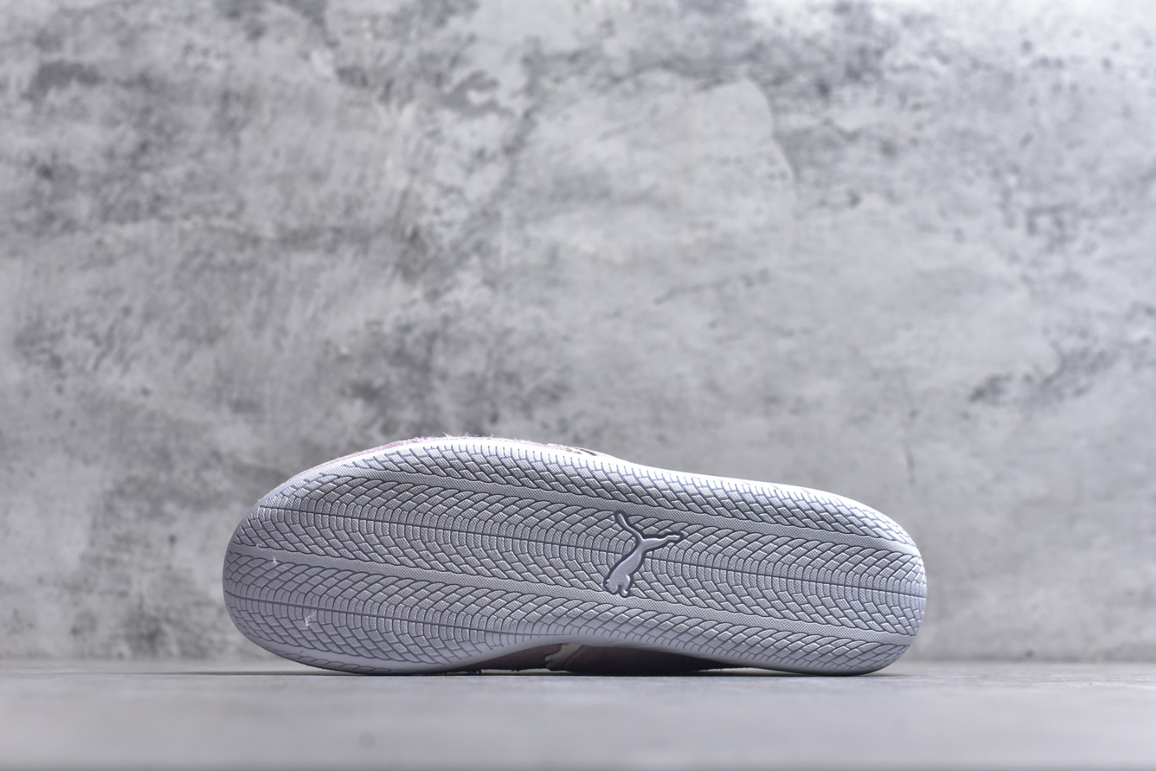 图片[6]-#巴黎世家联名款Balenciaga The Open Product x Puma Speedcat 极速赛车系列彪马低帮生活休闲鞋 最高纯原版出货 1：1原材料 还原度顶级 原装档案原数据纸版楦型 原厂固色翻毛皮鞋面材质 二次成型\’猛帮\’成型工艺 正确做旧鞋面 全球知名运动品牌PUMA宝马赛车系列，融合了宝马车队的标志性配色，以趣味十足又前卫复古的设计引领潮流，将赛道精神融入街头时尚，开启前卫竞速之旅。自1978年巴伐利亚车队走上世界舞台，宝马赛车就在全球汽车制造和赛车运动领域留下了浓墨重彩的一笔。全新的两款BMW MMS Roma与BMW MMS Speedboat鞋款，均从宝马车型中汲取灵感。以黑或白为底色，融入经典配色，主打前卫复古风。Roma鞋款的鞋侧以复古的流线造型，缀以宝马经典Logo，巧妙吸睛；而Speedcat鞋款以亮眼三色条纹元素缀以舒适鞋面，赋予了独特的个性美学，演绎赛车的无尽能量 货号 406519-07 尺码：35.5-45-选品中心