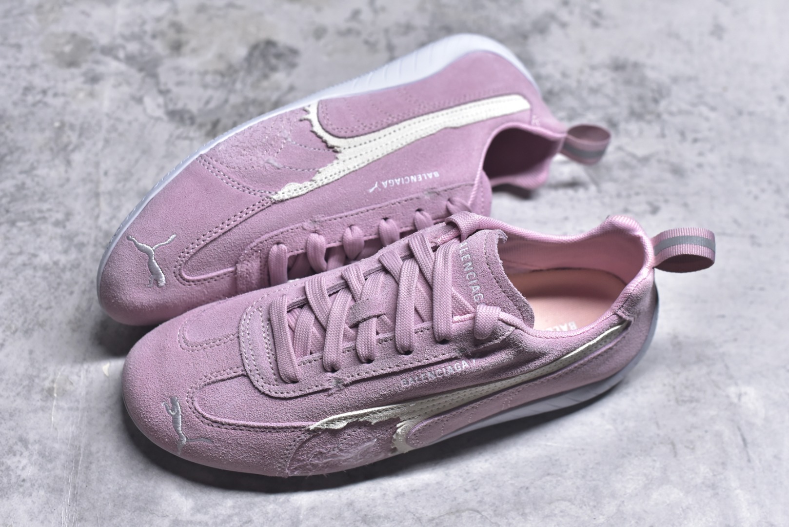 图片[7]-#巴黎世家联名款Balenciaga The Open Product x Puma Speedcat 极速赛车系列彪马低帮生活休闲鞋 最高纯原版出货 1：1原材料 还原度顶级 原装档案原数据纸版楦型 原厂固色翻毛皮鞋面材质 二次成型\’猛帮\’成型工艺 正确做旧鞋面 全球知名运动品牌PUMA宝马赛车系列，融合了宝马车队的标志性配色，以趣味十足又前卫复古的设计引领潮流，将赛道精神融入街头时尚，开启前卫竞速之旅。自1978年巴伐利亚车队走上世界舞台，宝马赛车就在全球汽车制造和赛车运动领域留下了浓墨重彩的一笔。全新的两款BMW MMS Roma与BMW MMS Speedboat鞋款，均从宝马车型中汲取灵感。以黑或白为底色，融入经典配色，主打前卫复古风。Roma鞋款的鞋侧以复古的流线造型，缀以宝马经典Logo，巧妙吸睛；而Speedcat鞋款以亮眼三色条纹元素缀以舒适鞋面，赋予了独特的个性美学，演绎赛车的无尽能量 货号 406519-07 尺码：35.5-45-选品中心