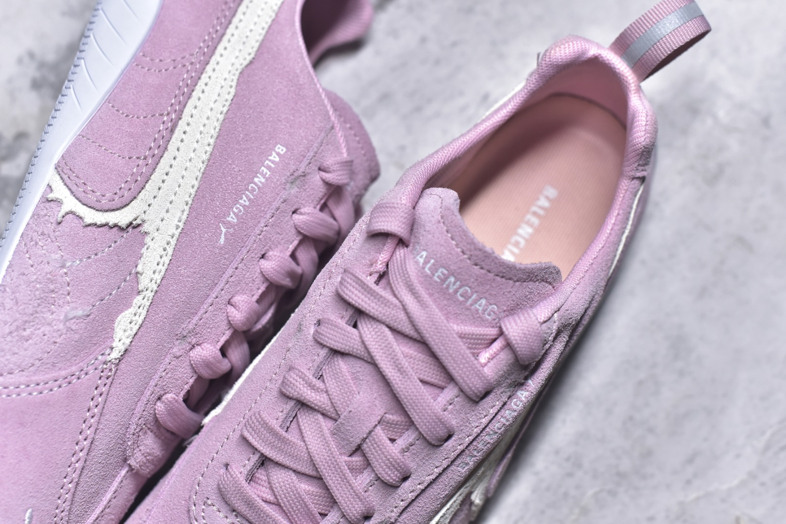 图片[9]-#巴黎世家联名款Balenciaga The Open Product x Puma Speedcat 极速赛车系列彪马低帮生活休闲鞋 最高纯原版出货 1：1原材料 还原度顶级 原装档案原数据纸版楦型 原厂固色翻毛皮鞋面材质 二次成型\’猛帮\’成型工艺 正确做旧鞋面 全球知名运动品牌PUMA宝马赛车系列，融合了宝马车队的标志性配色，以趣味十足又前卫复古的设计引领潮流，将赛道精神融入街头时尚，开启前卫竞速之旅。自1978年巴伐利亚车队走上世界舞台，宝马赛车就在全球汽车制造和赛车运动领域留下了浓墨重彩的一笔。全新的两款BMW MMS Roma与BMW MMS Speedboat鞋款，均从宝马车型中汲取灵感。以黑或白为底色，融入经典配色，主打前卫复古风。Roma鞋款的鞋侧以复古的流线造型，缀以宝马经典Logo，巧妙吸睛；而Speedcat鞋款以亮眼三色条纹元素缀以舒适鞋面，赋予了独特的个性美学，演绎赛车的无尽能量 货号 406519-07 尺码：35.5-45-选品中心