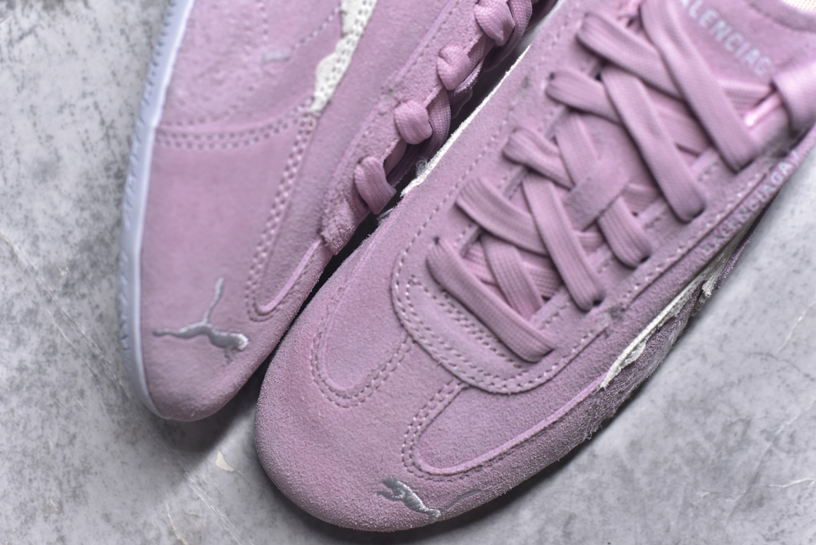 图片[8]-#巴黎世家联名款Balenciaga The Open Product x Puma Speedcat 极速赛车系列彪马低帮生活休闲鞋 最高纯原版出货 1：1原材料 还原度顶级 原装档案原数据纸版楦型 原厂固色翻毛皮鞋面材质 二次成型\’猛帮\’成型工艺 正确做旧鞋面 全球知名运动品牌PUMA宝马赛车系列，融合了宝马车队的标志性配色，以趣味十足又前卫复古的设计引领潮流，将赛道精神融入街头时尚，开启前卫竞速之旅。自1978年巴伐利亚车队走上世界舞台，宝马赛车就在全球汽车制造和赛车运动领域留下了浓墨重彩的一笔。全新的两款BMW MMS Roma与BMW MMS Speedboat鞋款，均从宝马车型中汲取灵感。以黑或白为底色，融入经典配色，主打前卫复古风。Roma鞋款的鞋侧以复古的流线造型，缀以宝马经典Logo，巧妙吸睛；而Speedcat鞋款以亮眼三色条纹元素缀以舒适鞋面，赋予了独特的个性美学，演绎赛车的无尽能量 货号 406519-07 尺码：35.5-45-选品中心