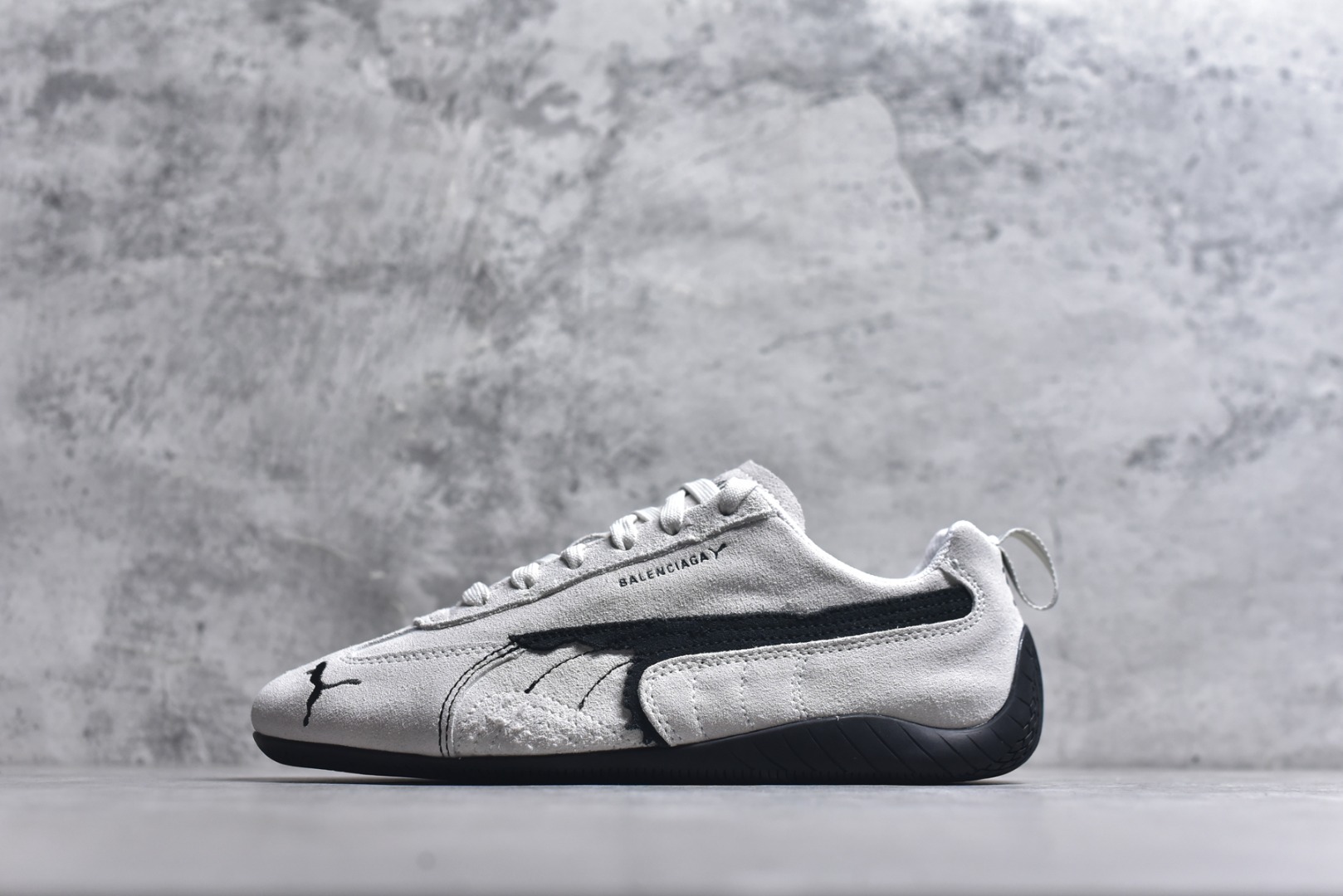 #巴黎世家联名款Balenciaga The Open Product x Puma Speedcat 极速赛车系列彪马低帮生活休闲鞋 最高纯原版出货 1：1原材料 还原度顶级 原装档案原数据纸版楦型 原厂固色翻毛皮鞋面材质 二次成型\'猛帮\'成型工艺 正确做旧鞋面 全球知名运动品牌PUMA宝马赛车系列，融合了宝马车队的标志性配色，以趣味十足又前卫复古的设计引领潮流，将赛道精神融入街头时尚，开启前卫竞速之旅。自1978年巴伐利亚车队走上世界舞台，宝马赛车就在全球汽车制造和赛车运动领域留下了浓墨重彩的一笔。全新的两款BMW MMS Roma与BMW MMS Speedboat鞋款，均从宝马车型中汲取灵感。以黑或白为底色，融入经典配色，主打前卫复古风。Roma鞋款的鞋侧以复古的流线造型，缀以宝马经典Logo，巧妙吸睛；而Speedcat鞋款以亮眼三色条纹元素缀以舒适鞋面，赋予了独特的个性美学，演绎赛车的无尽能量 货号 406519-01 尺码：35.5-45-选品中心