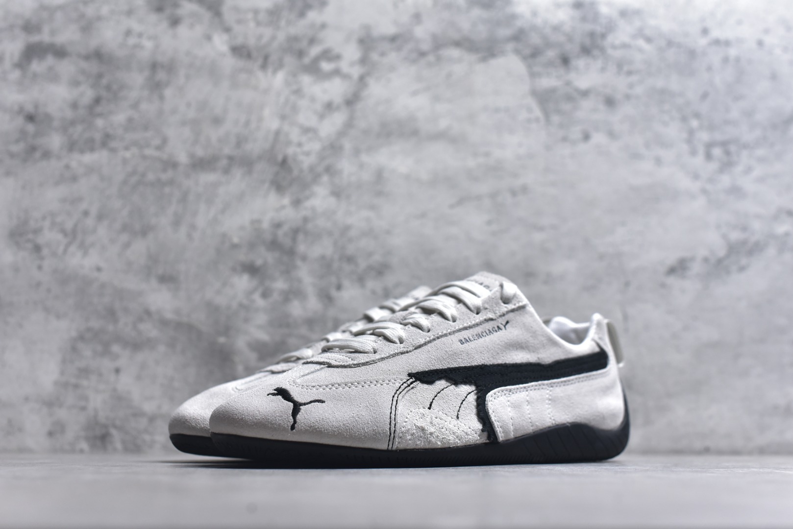 图片[2]-#巴黎世家联名款Balenciaga The Open Product x Puma Speedcat 极速赛车系列彪马低帮生活休闲鞋 最高纯原版出货 1：1原材料 还原度顶级 原装档案原数据纸版楦型 原厂固色翻毛皮鞋面材质 二次成型\’猛帮\’成型工艺 正确做旧鞋面 全球知名运动品牌PUMA宝马赛车系列，融合了宝马车队的标志性配色，以趣味十足又前卫复古的设计引领潮流，将赛道精神融入街头时尚，开启前卫竞速之旅。自1978年巴伐利亚车队走上世界舞台，宝马赛车就在全球汽车制造和赛车运动领域留下了浓墨重彩的一笔。全新的两款BMW MMS Roma与BMW MMS Speedboat鞋款，均从宝马车型中汲取灵感。以黑或白为底色，融入经典配色，主打前卫复古风。Roma鞋款的鞋侧以复古的流线造型，缀以宝马经典Logo，巧妙吸睛；而Speedcat鞋款以亮眼三色条纹元素缀以舒适鞋面，赋予了独特的个性美学，演绎赛车的无尽能量 货号 406519-01 尺码：35.5-45-选品中心