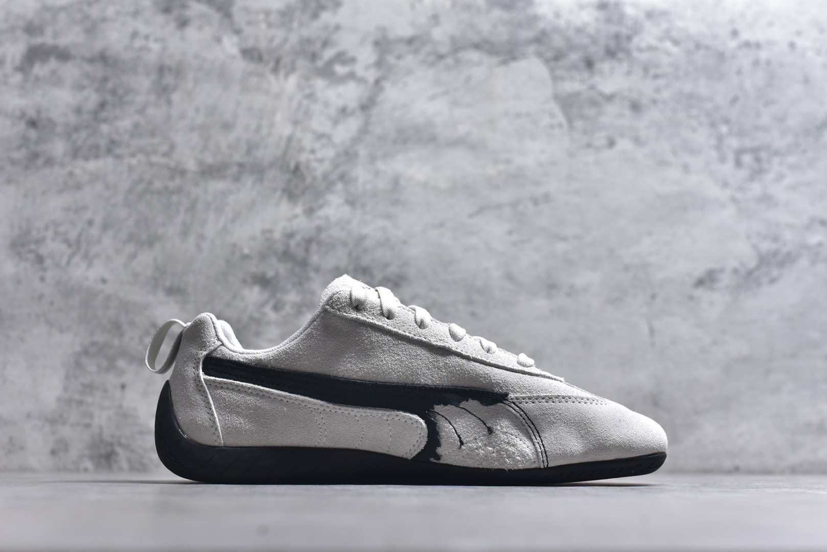 图片[3]-#巴黎世家联名款Balenciaga The Open Product x Puma Speedcat 极速赛车系列彪马低帮生活休闲鞋 最高纯原版出货 1：1原材料 还原度顶级 原装档案原数据纸版楦型 原厂固色翻毛皮鞋面材质 二次成型\’猛帮\’成型工艺 正确做旧鞋面 全球知名运动品牌PUMA宝马赛车系列，融合了宝马车队的标志性配色，以趣味十足又前卫复古的设计引领潮流，将赛道精神融入街头时尚，开启前卫竞速之旅。自1978年巴伐利亚车队走上世界舞台，宝马赛车就在全球汽车制造和赛车运动领域留下了浓墨重彩的一笔。全新的两款BMW MMS Roma与BMW MMS Speedboat鞋款，均从宝马车型中汲取灵感。以黑或白为底色，融入经典配色，主打前卫复古风。Roma鞋款的鞋侧以复古的流线造型，缀以宝马经典Logo，巧妙吸睛；而Speedcat鞋款以亮眼三色条纹元素缀以舒适鞋面，赋予了独特的个性美学，演绎赛车的无尽能量 货号 406519-01 尺码：35.5-45-选品中心