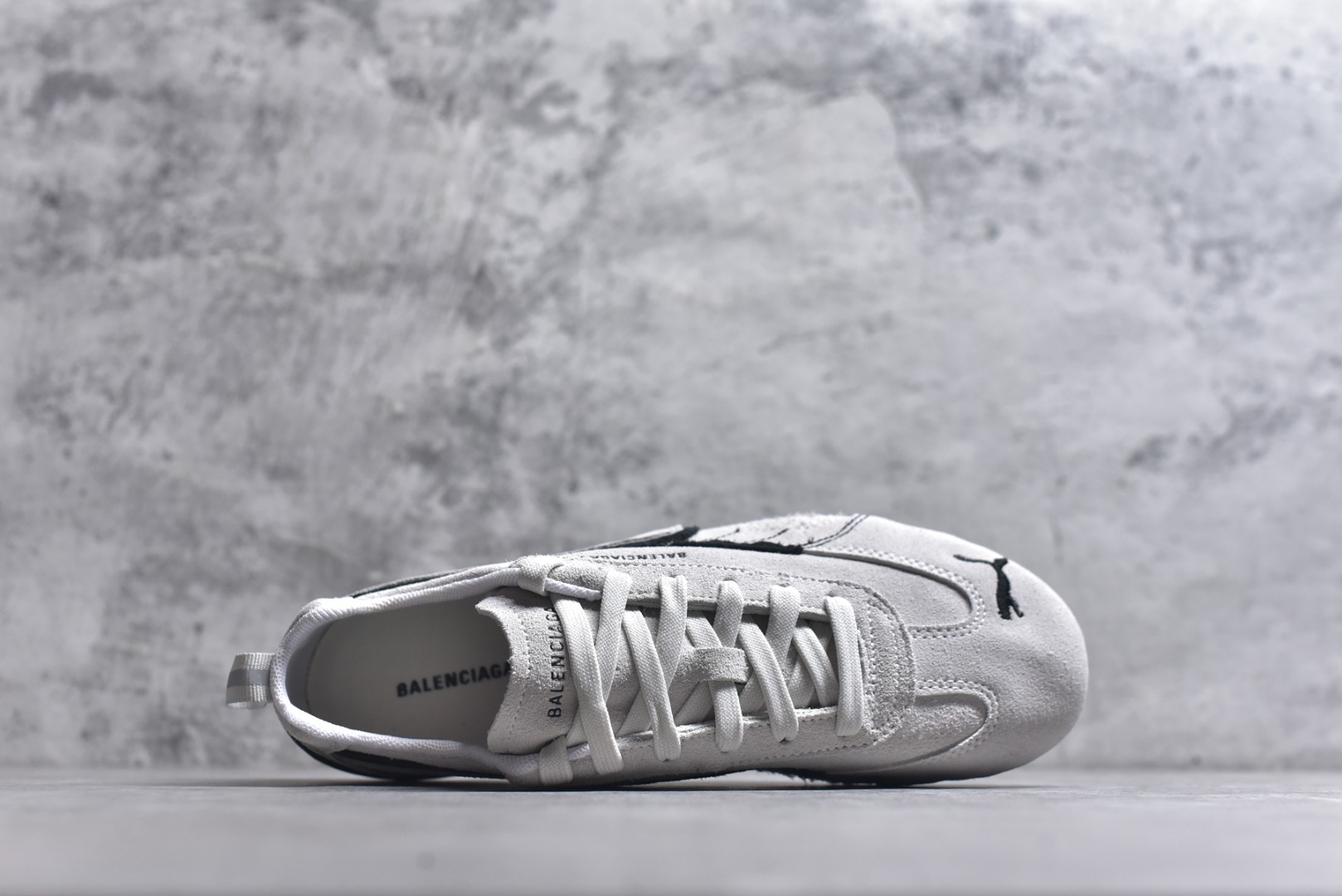 图片[4]-#巴黎世家联名款Balenciaga The Open Product x Puma Speedcat 极速赛车系列彪马低帮生活休闲鞋 最高纯原版出货 1：1原材料 还原度顶级 原装档案原数据纸版楦型 原厂固色翻毛皮鞋面材质 二次成型\’猛帮\’成型工艺 正确做旧鞋面 全球知名运动品牌PUMA宝马赛车系列，融合了宝马车队的标志性配色，以趣味十足又前卫复古的设计引领潮流，将赛道精神融入街头时尚，开启前卫竞速之旅。自1978年巴伐利亚车队走上世界舞台，宝马赛车就在全球汽车制造和赛车运动领域留下了浓墨重彩的一笔。全新的两款BMW MMS Roma与BMW MMS Speedboat鞋款，均从宝马车型中汲取灵感。以黑或白为底色，融入经典配色，主打前卫复古风。Roma鞋款的鞋侧以复古的流线造型，缀以宝马经典Logo，巧妙吸睛；而Speedcat鞋款以亮眼三色条纹元素缀以舒适鞋面，赋予了独特的个性美学，演绎赛车的无尽能量 货号 406519-01 尺码：35.5-45-选品中心