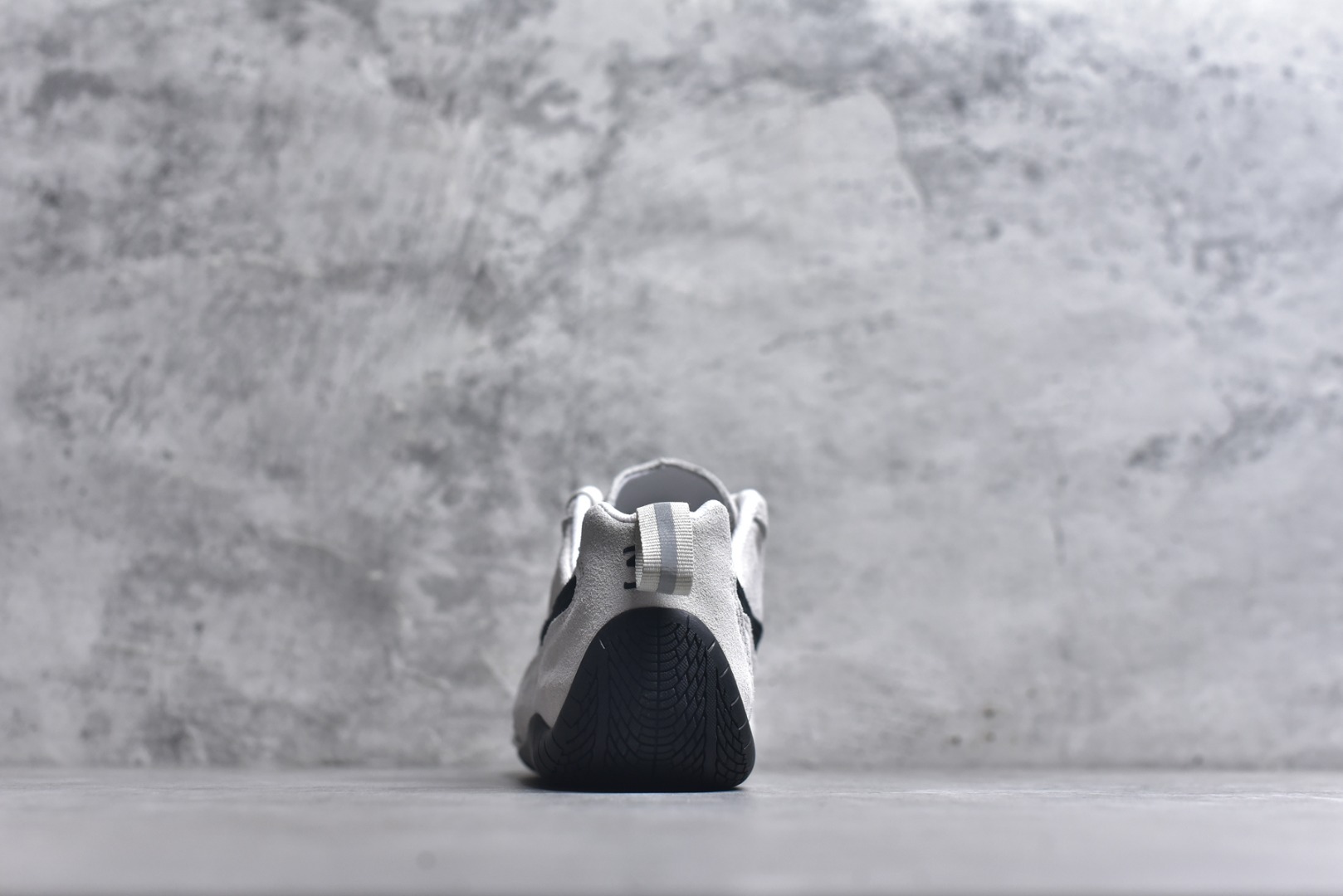 图片[5]-#巴黎世家联名款Balenciaga The Open Product x Puma Speedcat 极速赛车系列彪马低帮生活休闲鞋 最高纯原版出货 1：1原材料 还原度顶级 原装档案原数据纸版楦型 原厂固色翻毛皮鞋面材质 二次成型\’猛帮\’成型工艺 正确做旧鞋面 全球知名运动品牌PUMA宝马赛车系列，融合了宝马车队的标志性配色，以趣味十足又前卫复古的设计引领潮流，将赛道精神融入街头时尚，开启前卫竞速之旅。自1978年巴伐利亚车队走上世界舞台，宝马赛车就在全球汽车制造和赛车运动领域留下了浓墨重彩的一笔。全新的两款BMW MMS Roma与BMW MMS Speedboat鞋款，均从宝马车型中汲取灵感。以黑或白为底色，融入经典配色，主打前卫复古风。Roma鞋款的鞋侧以复古的流线造型，缀以宝马经典Logo，巧妙吸睛；而Speedcat鞋款以亮眼三色条纹元素缀以舒适鞋面，赋予了独特的个性美学，演绎赛车的无尽能量 货号 406519-01 尺码：35.5-45-选品中心