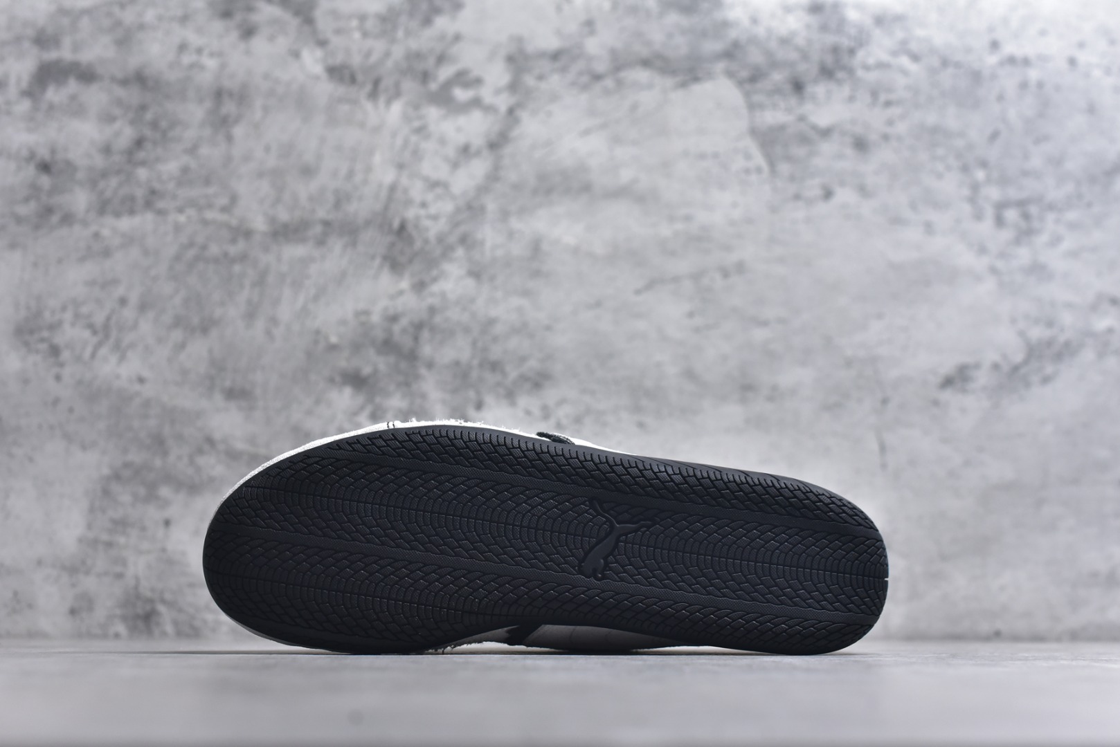 图片[6]-#巴黎世家联名款Balenciaga The Open Product x Puma Speedcat 极速赛车系列彪马低帮生活休闲鞋 最高纯原版出货 1：1原材料 还原度顶级 原装档案原数据纸版楦型 原厂固色翻毛皮鞋面材质 二次成型\’猛帮\’成型工艺 正确做旧鞋面 全球知名运动品牌PUMA宝马赛车系列，融合了宝马车队的标志性配色，以趣味十足又前卫复古的设计引领潮流，将赛道精神融入街头时尚，开启前卫竞速之旅。自1978年巴伐利亚车队走上世界舞台，宝马赛车就在全球汽车制造和赛车运动领域留下了浓墨重彩的一笔。全新的两款BMW MMS Roma与BMW MMS Speedboat鞋款，均从宝马车型中汲取灵感。以黑或白为底色，融入经典配色，主打前卫复古风。Roma鞋款的鞋侧以复古的流线造型，缀以宝马经典Logo，巧妙吸睛；而Speedcat鞋款以亮眼三色条纹元素缀以舒适鞋面，赋予了独特的个性美学，演绎赛车的无尽能量 货号 406519-01 尺码：35.5-45-选品中心