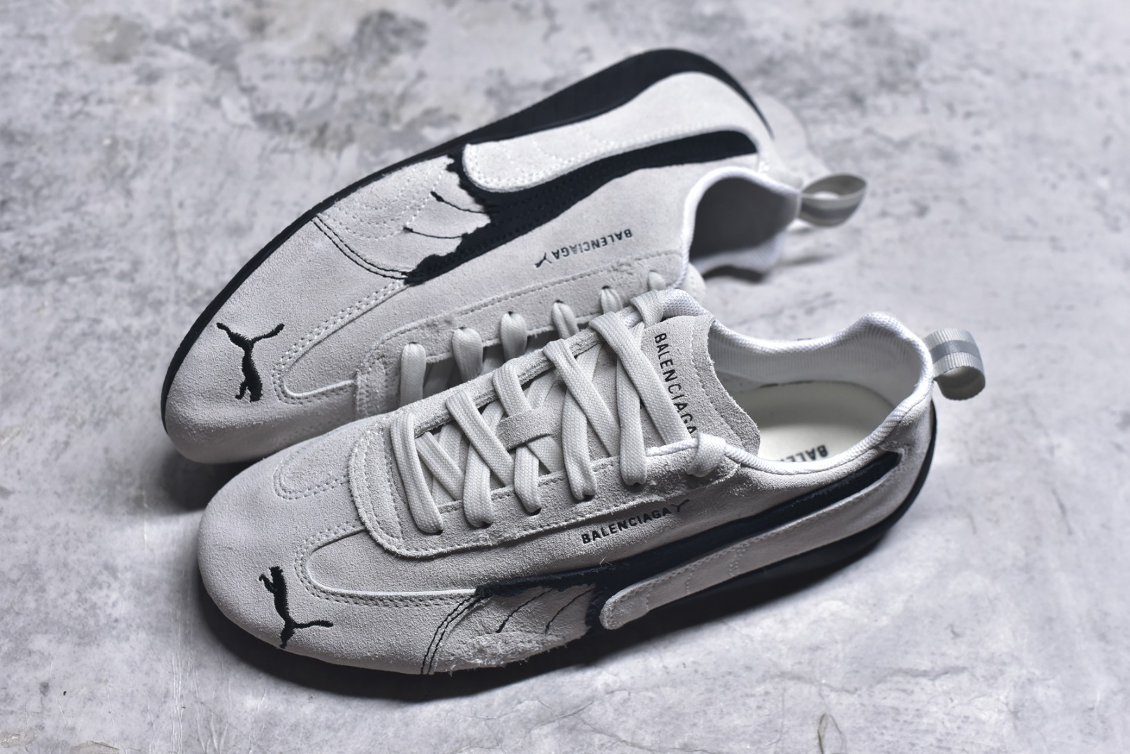 图片[7]-#巴黎世家联名款Balenciaga The Open Product x Puma Speedcat 极速赛车系列彪马低帮生活休闲鞋 最高纯原版出货 1：1原材料 还原度顶级 原装档案原数据纸版楦型 原厂固色翻毛皮鞋面材质 二次成型\’猛帮\’成型工艺 正确做旧鞋面 全球知名运动品牌PUMA宝马赛车系列，融合了宝马车队的标志性配色，以趣味十足又前卫复古的设计引领潮流，将赛道精神融入街头时尚，开启前卫竞速之旅。自1978年巴伐利亚车队走上世界舞台，宝马赛车就在全球汽车制造和赛车运动领域留下了浓墨重彩的一笔。全新的两款BMW MMS Roma与BMW MMS Speedboat鞋款，均从宝马车型中汲取灵感。以黑或白为底色，融入经典配色，主打前卫复古风。Roma鞋款的鞋侧以复古的流线造型，缀以宝马经典Logo，巧妙吸睛；而Speedcat鞋款以亮眼三色条纹元素缀以舒适鞋面，赋予了独特的个性美学，演绎赛车的无尽能量 货号 406519-01 尺码：35.5-45-选品中心