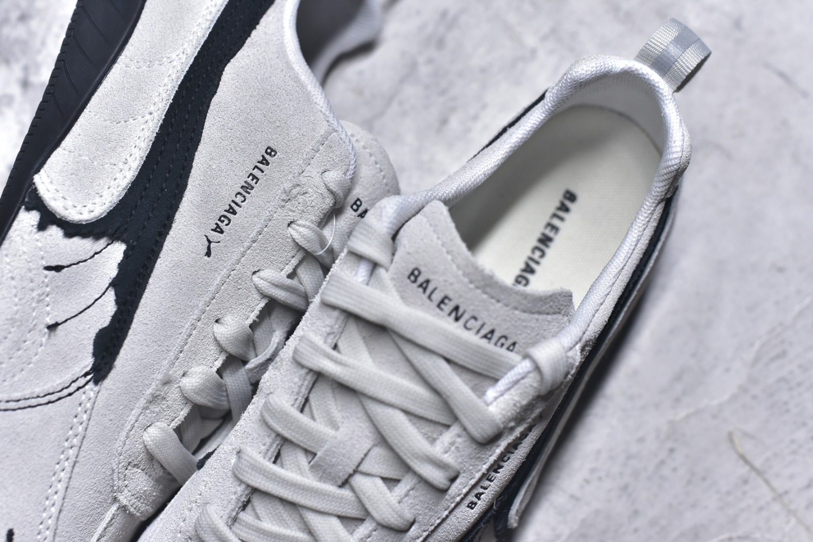 图片[9]-#巴黎世家联名款Balenciaga The Open Product x Puma Speedcat 极速赛车系列彪马低帮生活休闲鞋 最高纯原版出货 1：1原材料 还原度顶级 原装档案原数据纸版楦型 原厂固色翻毛皮鞋面材质 二次成型\’猛帮\’成型工艺 正确做旧鞋面 全球知名运动品牌PUMA宝马赛车系列，融合了宝马车队的标志性配色，以趣味十足又前卫复古的设计引领潮流，将赛道精神融入街头时尚，开启前卫竞速之旅。自1978年巴伐利亚车队走上世界舞台，宝马赛车就在全球汽车制造和赛车运动领域留下了浓墨重彩的一笔。全新的两款BMW MMS Roma与BMW MMS Speedboat鞋款，均从宝马车型中汲取灵感。以黑或白为底色，融入经典配色，主打前卫复古风。Roma鞋款的鞋侧以复古的流线造型，缀以宝马经典Logo，巧妙吸睛；而Speedcat鞋款以亮眼三色条纹元素缀以舒适鞋面，赋予了独特的个性美学，演绎赛车的无尽能量 货号 406519-01 尺码：35.5-45-选品中心