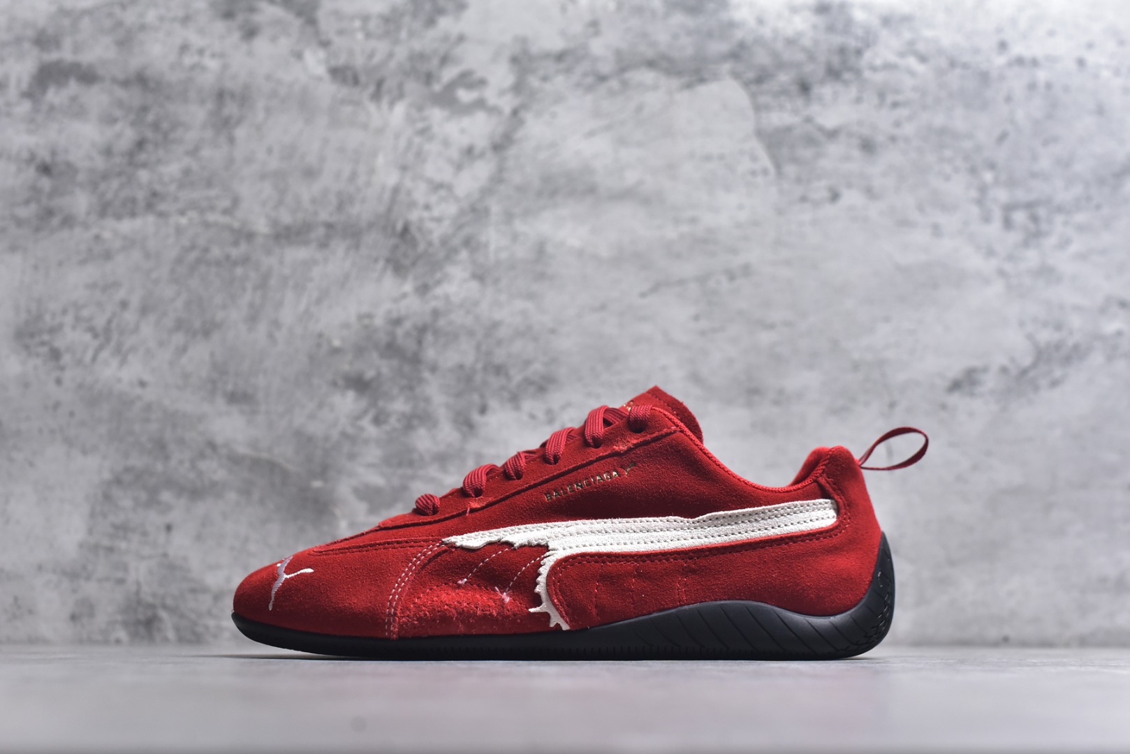 #巴黎世家联名款Balenciaga The Open Product x Puma Speedcat 极速赛车系列彪马低帮生活休闲鞋 最高纯原版出货 1：1原材料 还原度顶级 原装档案原数据纸版楦型 原厂固色翻毛皮鞋面材质 二次成型\'猛帮\'成型工艺 正确做旧鞋面 全球知名运动品牌PUMA宝马赛车系列，融合了宝马车队的标志性配色，以趣味十足又前卫复古的设计引领潮流，将赛道精神融入街头时尚，开启前卫竞速之旅。自1978年巴伐利亚车队走上世界舞台，宝马赛车就在全球汽车制造和赛车运动领域留下了浓墨重彩的一笔。全新的两款BMW MMS Roma与BMW MMS Speedboat鞋款，均从宝马车型中汲取灵感。以黑或白为底色，融入经典配色，主打前卫复古风。Roma鞋款的鞋侧以复古的流线造型，缀以宝马经典Logo，巧妙吸睛；而Speedcat鞋款以亮眼三色条纹元素缀以舒适鞋面，赋予了独特的个性美学，演绎赛车的无尽能量 货号 406519-03 尺码：35.5-45-选品中心