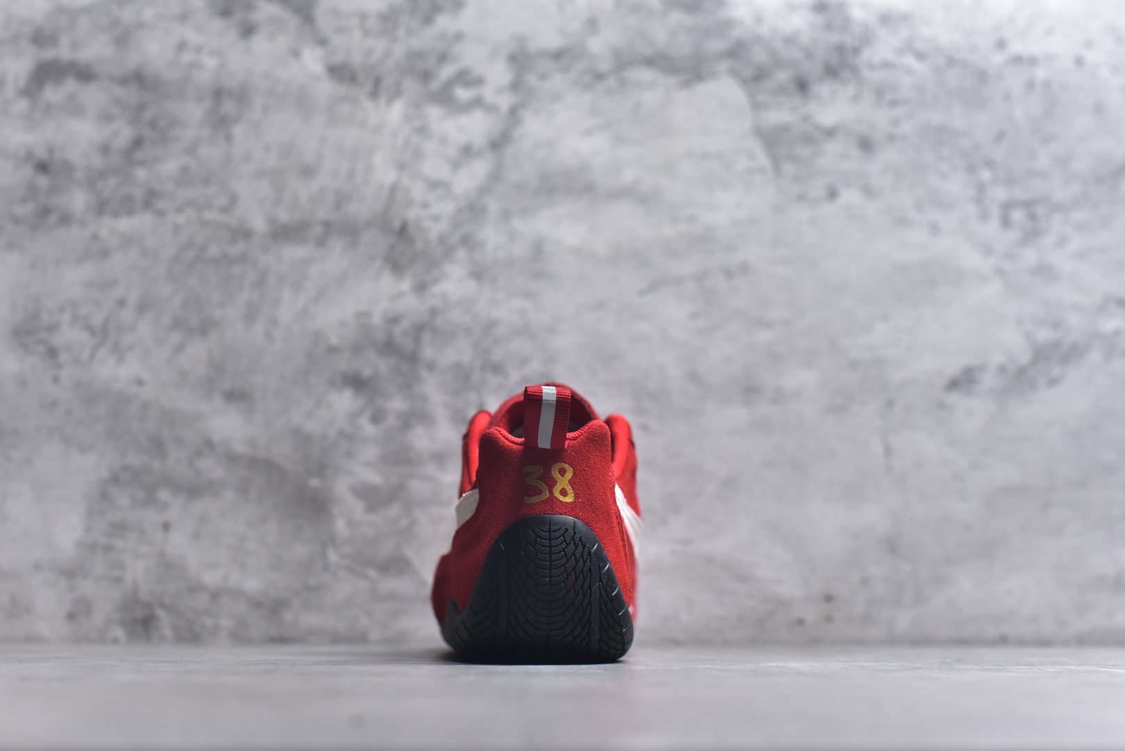 图片[5]-#巴黎世家联名款Balenciaga The Open Product x Puma Speedcat 极速赛车系列彪马低帮生活休闲鞋 最高纯原版出货 1：1原材料 还原度顶级 原装档案原数据纸版楦型 原厂固色翻毛皮鞋面材质 二次成型\’猛帮\’成型工艺 正确做旧鞋面 全球知名运动品牌PUMA宝马赛车系列，融合了宝马车队的标志性配色，以趣味十足又前卫复古的设计引领潮流，将赛道精神融入街头时尚，开启前卫竞速之旅。自1978年巴伐利亚车队走上世界舞台，宝马赛车就在全球汽车制造和赛车运动领域留下了浓墨重彩的一笔。全新的两款BMW MMS Roma与BMW MMS Speedboat鞋款，均从宝马车型中汲取灵感。以黑或白为底色，融入经典配色，主打前卫复古风。Roma鞋款的鞋侧以复古的流线造型，缀以宝马经典Logo，巧妙吸睛；而Speedcat鞋款以亮眼三色条纹元素缀以舒适鞋面，赋予了独特的个性美学，演绎赛车的无尽能量 货号 406519-03 尺码：35.5-45-选品中心