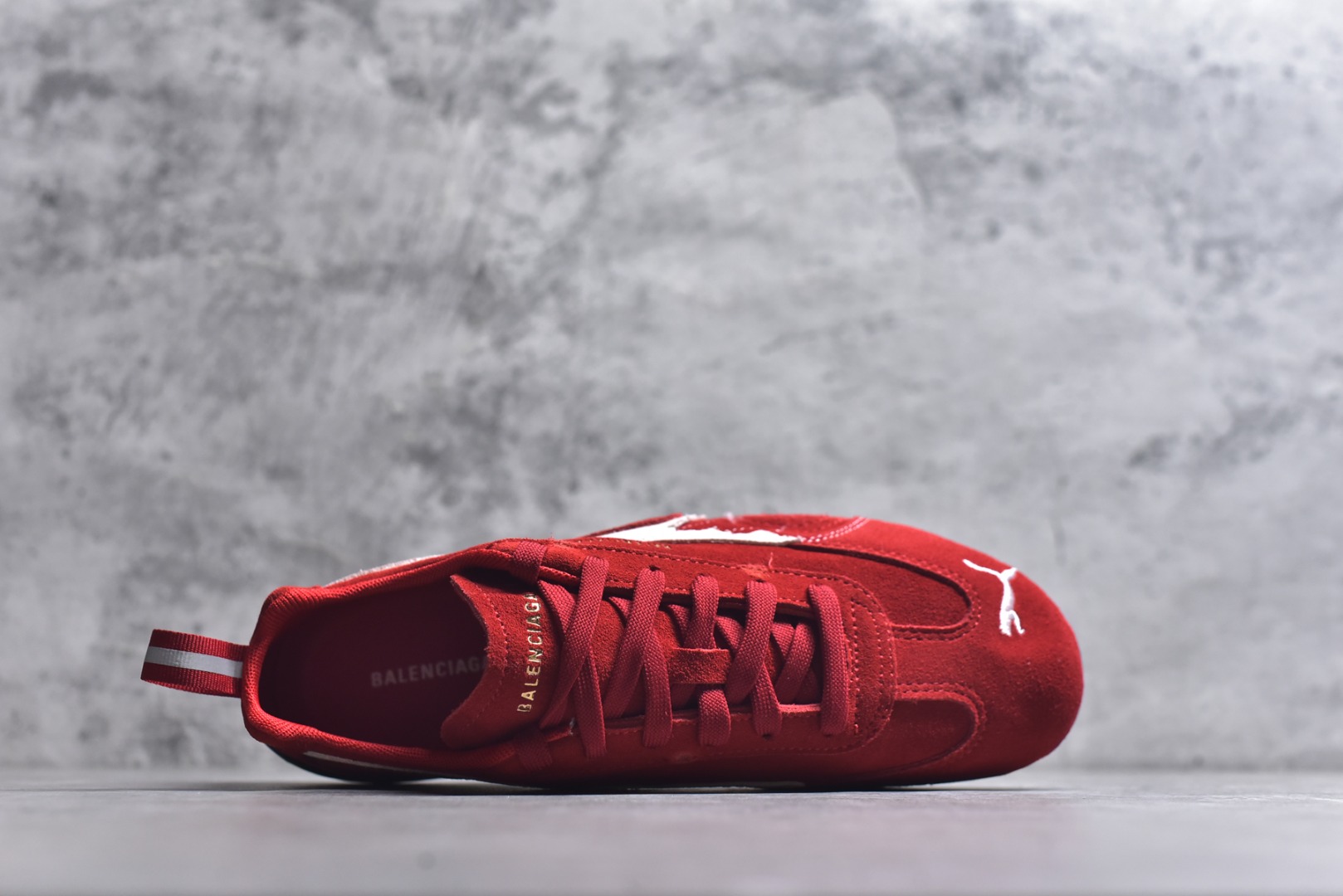 图片[4]-#巴黎世家联名款Balenciaga The Open Product x Puma Speedcat 极速赛车系列彪马低帮生活休闲鞋 最高纯原版出货 1：1原材料 还原度顶级 原装档案原数据纸版楦型 原厂固色翻毛皮鞋面材质 二次成型\’猛帮\’成型工艺 正确做旧鞋面 全球知名运动品牌PUMA宝马赛车系列，融合了宝马车队的标志性配色，以趣味十足又前卫复古的设计引领潮流，将赛道精神融入街头时尚，开启前卫竞速之旅。自1978年巴伐利亚车队走上世界舞台，宝马赛车就在全球汽车制造和赛车运动领域留下了浓墨重彩的一笔。全新的两款BMW MMS Roma与BMW MMS Speedboat鞋款，均从宝马车型中汲取灵感。以黑或白为底色，融入经典配色，主打前卫复古风。Roma鞋款的鞋侧以复古的流线造型，缀以宝马经典Logo，巧妙吸睛；而Speedcat鞋款以亮眼三色条纹元素缀以舒适鞋面，赋予了独特的个性美学，演绎赛车的无尽能量 货号 406519-03 尺码：35.5-45-选品中心