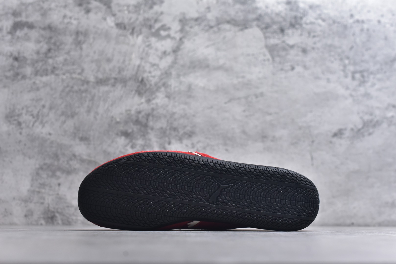 图片[6]-#巴黎世家联名款Balenciaga The Open Product x Puma Speedcat 极速赛车系列彪马低帮生活休闲鞋 最高纯原版出货 1：1原材料 还原度顶级 原装档案原数据纸版楦型 原厂固色翻毛皮鞋面材质 二次成型\’猛帮\’成型工艺 正确做旧鞋面 全球知名运动品牌PUMA宝马赛车系列，融合了宝马车队的标志性配色，以趣味十足又前卫复古的设计引领潮流，将赛道精神融入街头时尚，开启前卫竞速之旅。自1978年巴伐利亚车队走上世界舞台，宝马赛车就在全球汽车制造和赛车运动领域留下了浓墨重彩的一笔。全新的两款BMW MMS Roma与BMW MMS Speedboat鞋款，均从宝马车型中汲取灵感。以黑或白为底色，融入经典配色，主打前卫复古风。Roma鞋款的鞋侧以复古的流线造型，缀以宝马经典Logo，巧妙吸睛；而Speedcat鞋款以亮眼三色条纹元素缀以舒适鞋面，赋予了独特的个性美学，演绎赛车的无尽能量 货号 406519-03 尺码：35.5-45-选品中心