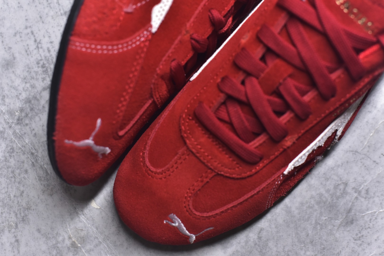 图片[8]-#巴黎世家联名款Balenciaga The Open Product x Puma Speedcat 极速赛车系列彪马低帮生活休闲鞋 最高纯原版出货 1：1原材料 还原度顶级 原装档案原数据纸版楦型 原厂固色翻毛皮鞋面材质 二次成型\’猛帮\’成型工艺 正确做旧鞋面 全球知名运动品牌PUMA宝马赛车系列，融合了宝马车队的标志性配色，以趣味十足又前卫复古的设计引领潮流，将赛道精神融入街头时尚，开启前卫竞速之旅。自1978年巴伐利亚车队走上世界舞台，宝马赛车就在全球汽车制造和赛车运动领域留下了浓墨重彩的一笔。全新的两款BMW MMS Roma与BMW MMS Speedboat鞋款，均从宝马车型中汲取灵感。以黑或白为底色，融入经典配色，主打前卫复古风。Roma鞋款的鞋侧以复古的流线造型，缀以宝马经典Logo，巧妙吸睛；而Speedcat鞋款以亮眼三色条纹元素缀以舒适鞋面，赋予了独特的个性美学，演绎赛车的无尽能量 货号 406519-03 尺码：35.5-45-选品中心