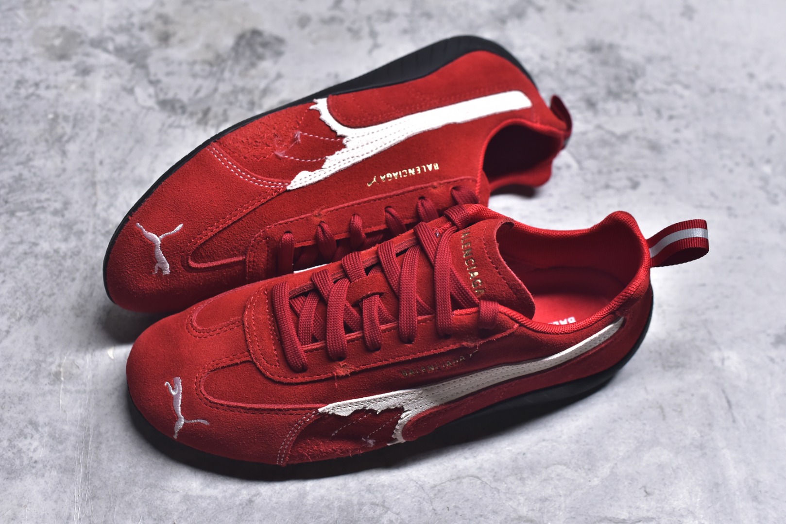 图片[7]-#巴黎世家联名款Balenciaga The Open Product x Puma Speedcat 极速赛车系列彪马低帮生活休闲鞋 最高纯原版出货 1：1原材料 还原度顶级 原装档案原数据纸版楦型 原厂固色翻毛皮鞋面材质 二次成型\’猛帮\’成型工艺 正确做旧鞋面 全球知名运动品牌PUMA宝马赛车系列，融合了宝马车队的标志性配色，以趣味十足又前卫复古的设计引领潮流，将赛道精神融入街头时尚，开启前卫竞速之旅。自1978年巴伐利亚车队走上世界舞台，宝马赛车就在全球汽车制造和赛车运动领域留下了浓墨重彩的一笔。全新的两款BMW MMS Roma与BMW MMS Speedboat鞋款，均从宝马车型中汲取灵感。以黑或白为底色，融入经典配色，主打前卫复古风。Roma鞋款的鞋侧以复古的流线造型，缀以宝马经典Logo，巧妙吸睛；而Speedcat鞋款以亮眼三色条纹元素缀以舒适鞋面，赋予了独特的个性美学，演绎赛车的无尽能量 货号 406519-03 尺码：35.5-45-选品中心