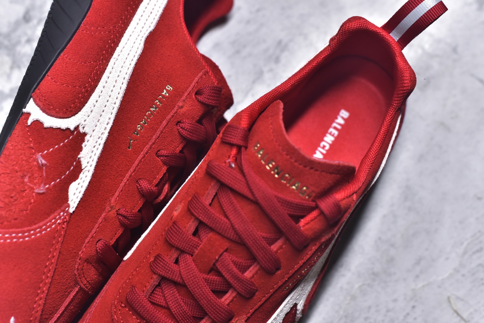 图片[9]-#巴黎世家联名款Balenciaga The Open Product x Puma Speedcat 极速赛车系列彪马低帮生活休闲鞋 最高纯原版出货 1：1原材料 还原度顶级 原装档案原数据纸版楦型 原厂固色翻毛皮鞋面材质 二次成型\’猛帮\’成型工艺 正确做旧鞋面 全球知名运动品牌PUMA宝马赛车系列，融合了宝马车队的标志性配色，以趣味十足又前卫复古的设计引领潮流，将赛道精神融入街头时尚，开启前卫竞速之旅。自1978年巴伐利亚车队走上世界舞台，宝马赛车就在全球汽车制造和赛车运动领域留下了浓墨重彩的一笔。全新的两款BMW MMS Roma与BMW MMS Speedboat鞋款，均从宝马车型中汲取灵感。以黑或白为底色，融入经典配色，主打前卫复古风。Roma鞋款的鞋侧以复古的流线造型，缀以宝马经典Logo，巧妙吸睛；而Speedcat鞋款以亮眼三色条纹元素缀以舒适鞋面，赋予了独特的个性美学，演绎赛车的无尽能量 货号 406519-03 尺码：35.5-45-选品中心