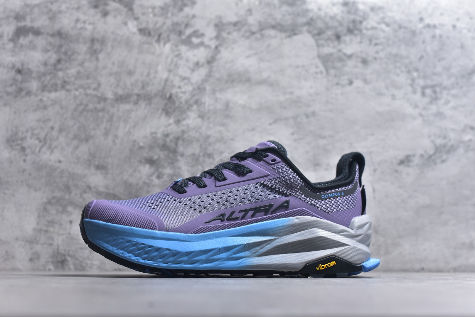 #Altra OLYMPUS 6 奥创奥林匹斯六代舒适百搭防滑耐磨低帮户外跑步鞋 2009年，长跑精英运动员Golden Harper在美国犹他州创立了“Altra Footwear”，跑鞋特点是采用舒适的FootShape™M（很适鞋楦）设计和独特的BalancedCushioning™（平衡缓冲）技术，帮助遭受伤病困扰的跑者回归跑步，从而迅速积累起良好的口碑。2011年品牌迅速发展，屡获大奖。2015年开始不仅占据全美跑鞋前十，足迹更是遍布全球。2016年Altra正式进入中国市场，凭借独特的品牌风格以及出色的性能表现，三年来获得越来越多普通跑者的喜爱。销售业绩增长迅速，成为中国越野跑市场占有量前三的跑鞋品牌。实拍调校N版已经零色差零失真 百分百还原实物色彩所见即所得 不存在货不对板色差等低级问题 选购参考实物拍摄 不混卖不参货 只用心做好货严格选品 承诺混一赔十 尺码：36 36.5 37 38 38.5 39 40 40.5 41-选品中心