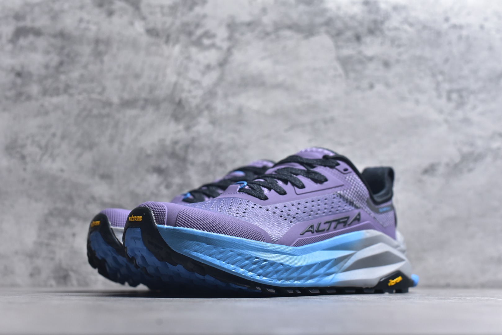 图片[2]-#Altra OLYMPUS 6 奥创奥林匹斯六代舒适百搭防滑耐磨低帮户外跑步鞋 2009年，长跑精英运动员Golden Harper在美国犹他州创立了“Altra Footwear”，跑鞋特点是采用舒适的FootShape™M（很适鞋楦）设计和独特的BalancedCushioning™（平衡缓冲）技术，帮助遭受伤病困扰的跑者回归跑步，从而迅速积累起良好的口碑。2011年品牌迅速发展，屡获大奖。2015年开始不仅占据全美跑鞋前十，足迹更是遍布全球。2016年Altra正式进入中国市场，凭借独特的品牌风格以及出色的性能表现，三年来获得越来越多普通跑者的喜爱。销售业绩增长迅速，成为中国越野跑市场占有量前三的跑鞋品牌。实拍调校N版已经零色差零失真 百分百还原实物色彩所见即所得 不存在货不对板色差等低级问题 选购参考实物拍摄 不混卖不参货 只用心做好货严格选品 承诺混一赔十 尺码：36 36.5 37 38 38.5 39 40 40.5 41-选品中心