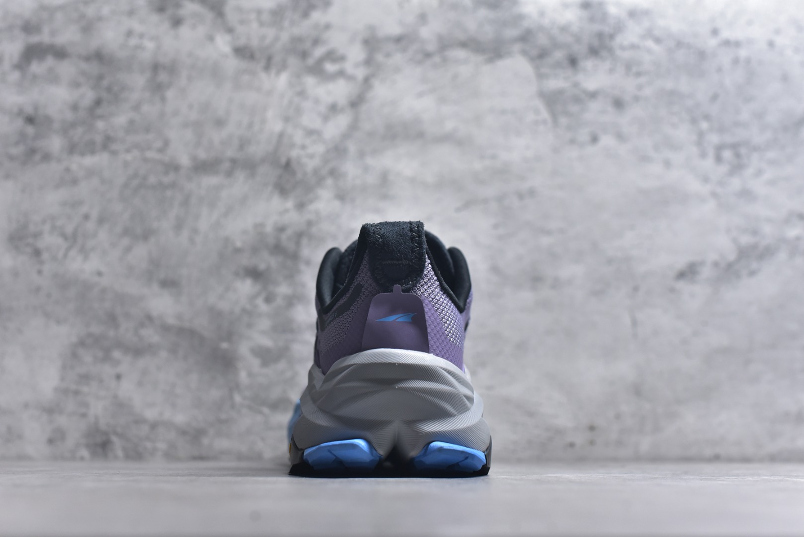 图片[5]-#Altra OLYMPUS 6 奥创奥林匹斯六代舒适百搭防滑耐磨低帮户外跑步鞋 2009年，长跑精英运动员Golden Harper在美国犹他州创立了“Altra Footwear”，跑鞋特点是采用舒适的FootShape™M（很适鞋楦）设计和独特的BalancedCushioning™（平衡缓冲）技术，帮助遭受伤病困扰的跑者回归跑步，从而迅速积累起良好的口碑。2011年品牌迅速发展，屡获大奖。2015年开始不仅占据全美跑鞋前十，足迹更是遍布全球。2016年Altra正式进入中国市场，凭借独特的品牌风格以及出色的性能表现，三年来获得越来越多普通跑者的喜爱。销售业绩增长迅速，成为中国越野跑市场占有量前三的跑鞋品牌。实拍调校N版已经零色差零失真 百分百还原实物色彩所见即所得 不存在货不对板色差等低级问题 选购参考实物拍摄 不混卖不参货 只用心做好货严格选品 承诺混一赔十 尺码：36 36.5 37 38 38.5 39 40 40.5 41-选品中心