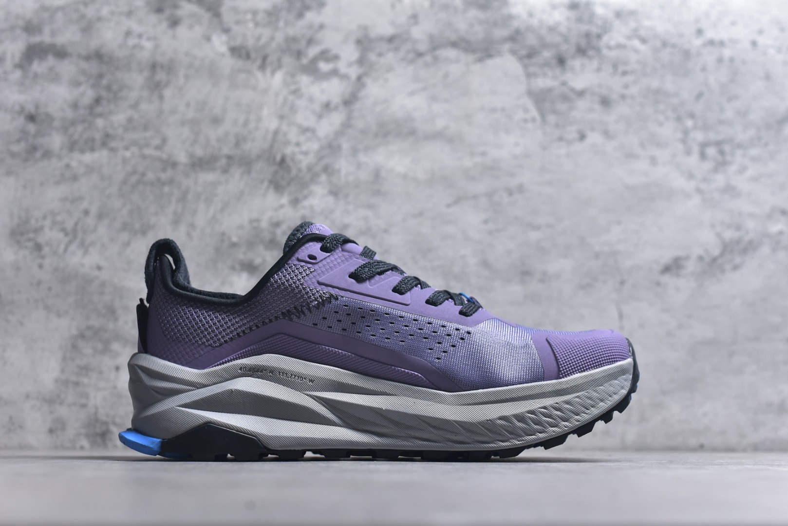 图片[3]-#Altra OLYMPUS 6 奥创奥林匹斯六代舒适百搭防滑耐磨低帮户外跑步鞋 2009年，长跑精英运动员Golden Harper在美国犹他州创立了“Altra Footwear”，跑鞋特点是采用舒适的FootShape™M（很适鞋楦）设计和独特的BalancedCushioning™（平衡缓冲）技术，帮助遭受伤病困扰的跑者回归跑步，从而迅速积累起良好的口碑。2011年品牌迅速发展，屡获大奖。2015年开始不仅占据全美跑鞋前十，足迹更是遍布全球。2016年Altra正式进入中国市场，凭借独特的品牌风格以及出色的性能表现，三年来获得越来越多普通跑者的喜爱。销售业绩增长迅速，成为中国越野跑市场占有量前三的跑鞋品牌。实拍调校N版已经零色差零失真 百分百还原实物色彩所见即所得 不存在货不对板色差等低级问题 选购参考实物拍摄 不混卖不参货 只用心做好货严格选品 承诺混一赔十 尺码：36 36.5 37 38 38.5 39 40 40.5 41-选品中心