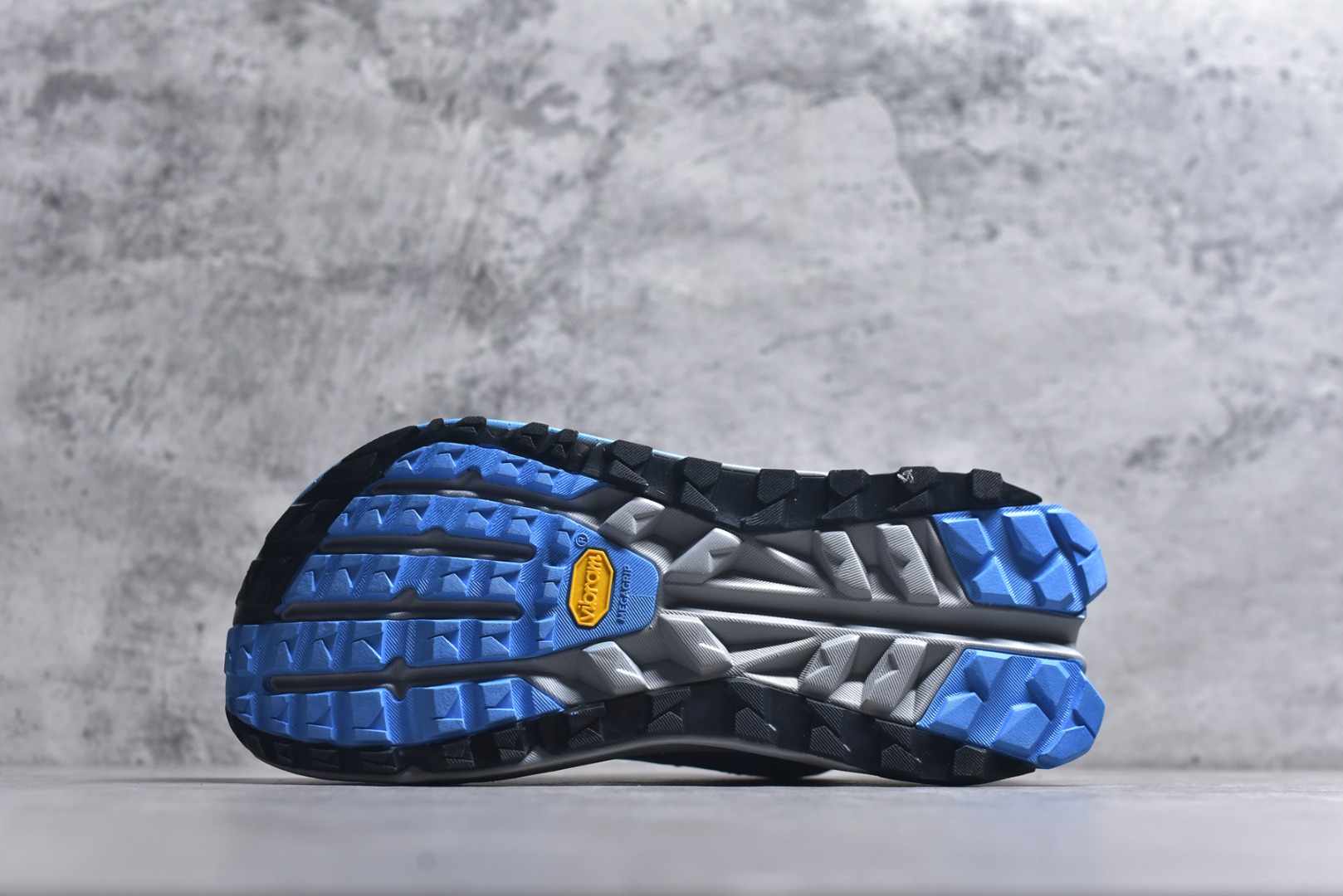 图片[6]-#Altra OLYMPUS 6 奥创奥林匹斯六代舒适百搭防滑耐磨低帮户外跑步鞋 2009年，长跑精英运动员Golden Harper在美国犹他州创立了“Altra Footwear”，跑鞋特点是采用舒适的FootShape™M（很适鞋楦）设计和独特的BalancedCushioning™（平衡缓冲）技术，帮助遭受伤病困扰的跑者回归跑步，从而迅速积累起良好的口碑。2011年品牌迅速发展，屡获大奖。2015年开始不仅占据全美跑鞋前十，足迹更是遍布全球。2016年Altra正式进入中国市场，凭借独特的品牌风格以及出色的性能表现，三年来获得越来越多普通跑者的喜爱。销售业绩增长迅速，成为中国越野跑市场占有量前三的跑鞋品牌。实拍调校N版已经零色差零失真 百分百还原实物色彩所见即所得 不存在货不对板色差等低级问题 选购参考实物拍摄 不混卖不参货 只用心做好货严格选品 承诺混一赔十 尺码：36 36.5 37 38 38.5 39 40 40.5 41-选品中心