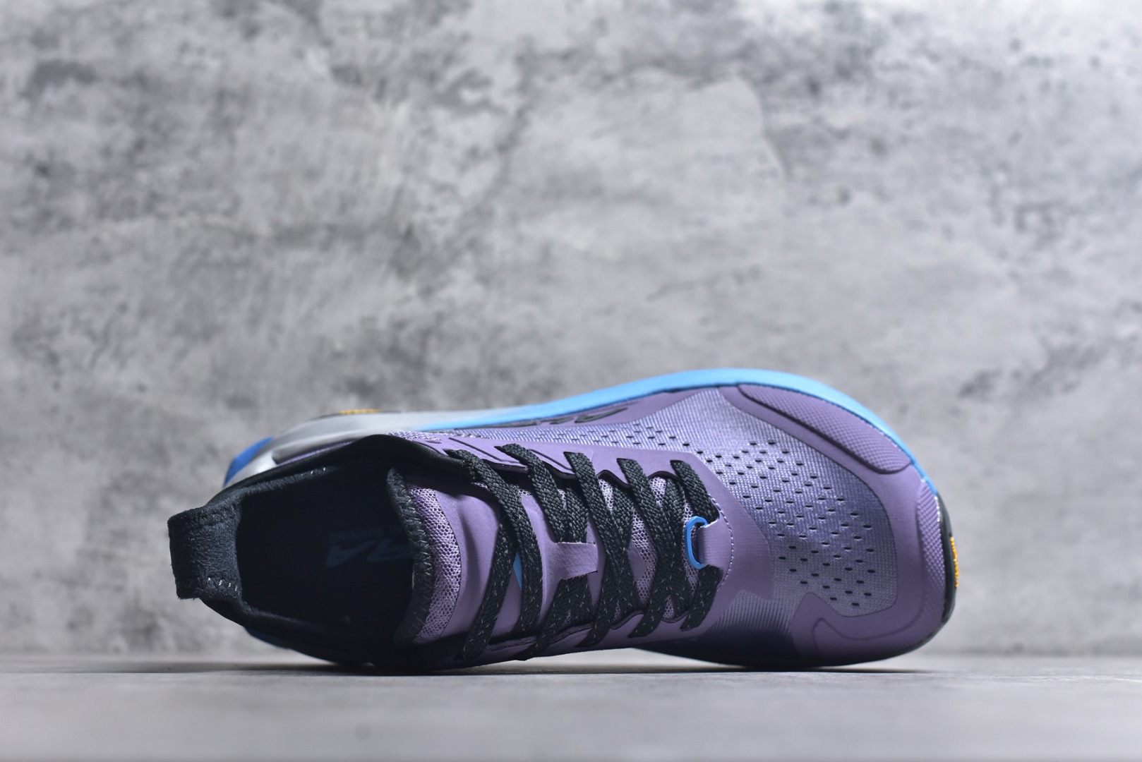 图片[4]-#Altra OLYMPUS 6 奥创奥林匹斯六代舒适百搭防滑耐磨低帮户外跑步鞋 2009年，长跑精英运动员Golden Harper在美国犹他州创立了“Altra Footwear”，跑鞋特点是采用舒适的FootShape™M（很适鞋楦）设计和独特的BalancedCushioning™（平衡缓冲）技术，帮助遭受伤病困扰的跑者回归跑步，从而迅速积累起良好的口碑。2011年品牌迅速发展，屡获大奖。2015年开始不仅占据全美跑鞋前十，足迹更是遍布全球。2016年Altra正式进入中国市场，凭借独特的品牌风格以及出色的性能表现，三年来获得越来越多普通跑者的喜爱。销售业绩增长迅速，成为中国越野跑市场占有量前三的跑鞋品牌。实拍调校N版已经零色差零失真 百分百还原实物色彩所见即所得 不存在货不对板色差等低级问题 选购参考实物拍摄 不混卖不参货 只用心做好货严格选品 承诺混一赔十 尺码：36 36.5 37 38 38.5 39 40 40.5 41-选品中心