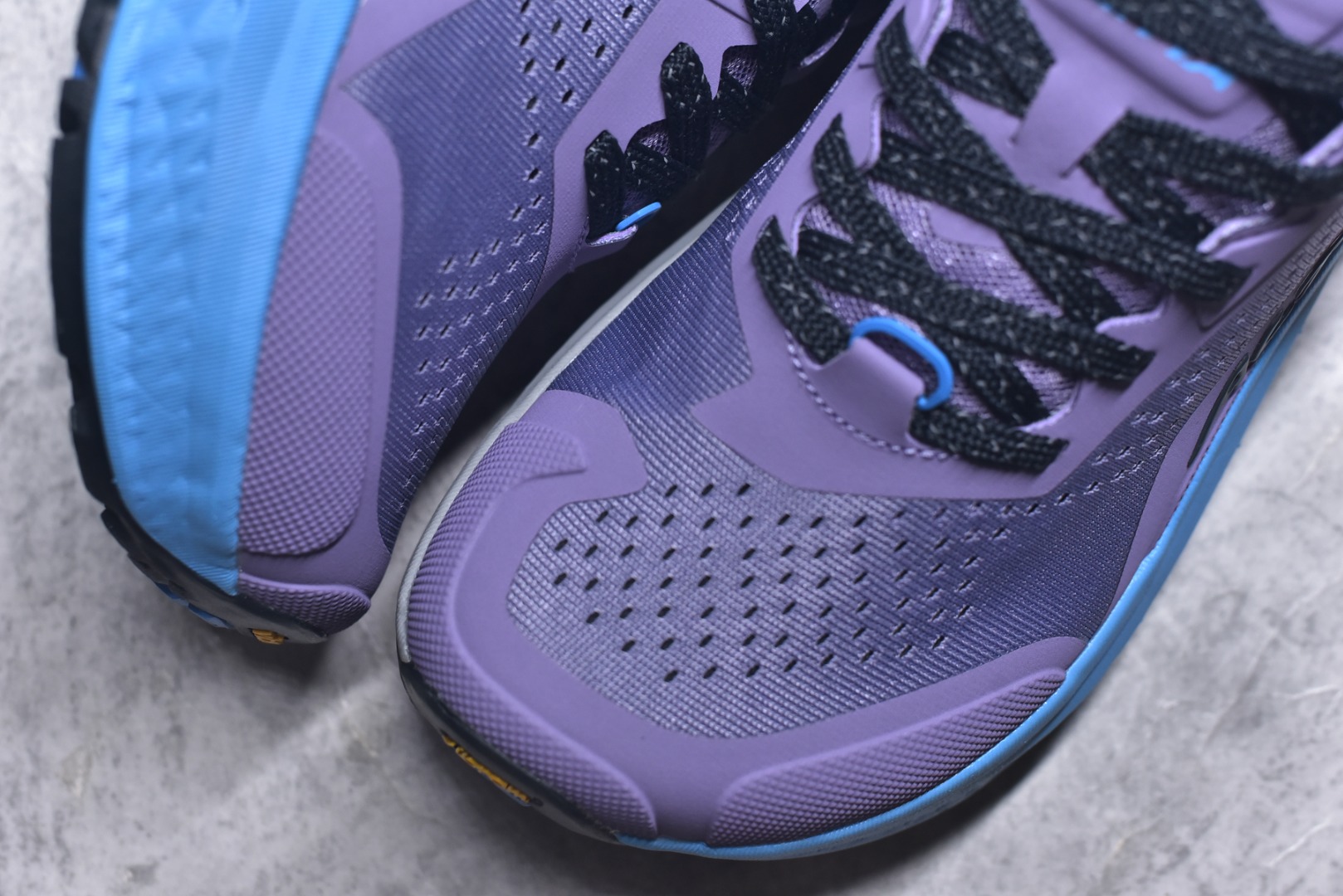 图片[8]-#Altra OLYMPUS 6 奥创奥林匹斯六代舒适百搭防滑耐磨低帮户外跑步鞋 2009年，长跑精英运动员Golden Harper在美国犹他州创立了“Altra Footwear”，跑鞋特点是采用舒适的FootShape™M（很适鞋楦）设计和独特的BalancedCushioning™（平衡缓冲）技术，帮助遭受伤病困扰的跑者回归跑步，从而迅速积累起良好的口碑。2011年品牌迅速发展，屡获大奖。2015年开始不仅占据全美跑鞋前十，足迹更是遍布全球。2016年Altra正式进入中国市场，凭借独特的品牌风格以及出色的性能表现，三年来获得越来越多普通跑者的喜爱。销售业绩增长迅速，成为中国越野跑市场占有量前三的跑鞋品牌。实拍调校N版已经零色差零失真 百分百还原实物色彩所见即所得 不存在货不对板色差等低级问题 选购参考实物拍摄 不混卖不参货 只用心做好货严格选品 承诺混一赔十 尺码：36 36.5 37 38 38.5 39 40 40.5 41-选品中心