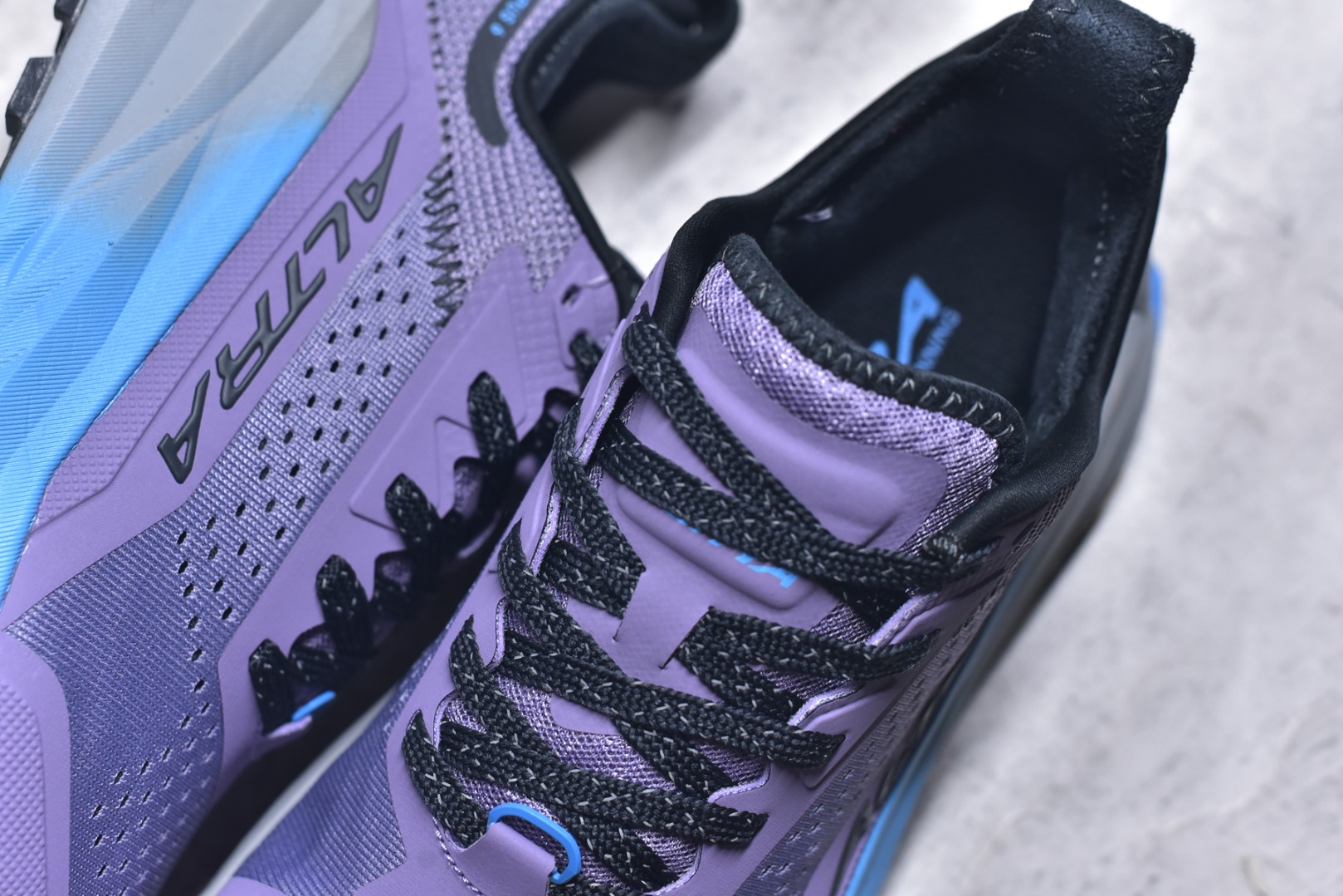 图片[9]-#Altra OLYMPUS 6 奥创奥林匹斯六代舒适百搭防滑耐磨低帮户外跑步鞋 2009年，长跑精英运动员Golden Harper在美国犹他州创立了“Altra Footwear”，跑鞋特点是采用舒适的FootShape™M（很适鞋楦）设计和独特的BalancedCushioning™（平衡缓冲）技术，帮助遭受伤病困扰的跑者回归跑步，从而迅速积累起良好的口碑。2011年品牌迅速发展，屡获大奖。2015年开始不仅占据全美跑鞋前十，足迹更是遍布全球。2016年Altra正式进入中国市场，凭借独特的品牌风格以及出色的性能表现，三年来获得越来越多普通跑者的喜爱。销售业绩增长迅速，成为中国越野跑市场占有量前三的跑鞋品牌。实拍调校N版已经零色差零失真 百分百还原实物色彩所见即所得 不存在货不对板色差等低级问题 选购参考实物拍摄 不混卖不参货 只用心做好货严格选品 承诺混一赔十 尺码：36 36.5 37 38 38.5 39 40 40.5 41-选品中心