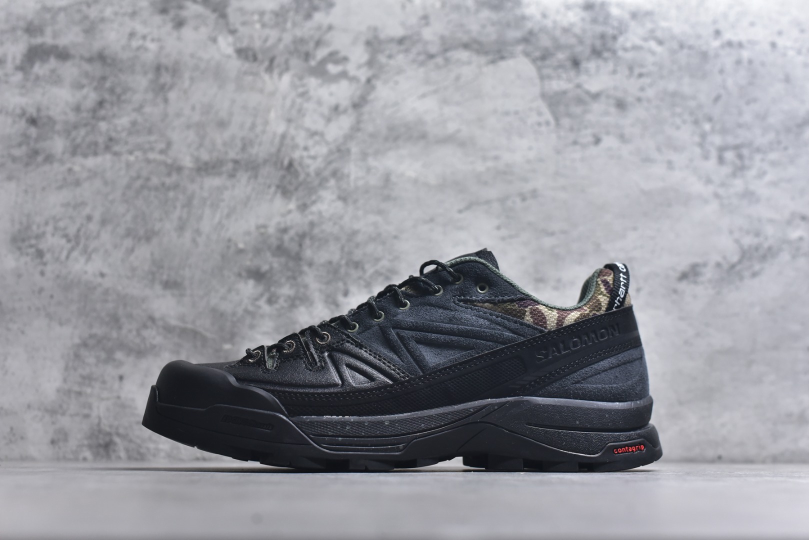 #SALOMON萨洛蒙 X-ALP Carhartt WIP 舒适贴合 登山徒步鞋 男女同款 黑色 491655 原版购入开发 做货 这款由MM6全新演绎的X-AIp专注于其空气动力学的外观上，标志性白色与奶油色带来都市风格 鞋舌上的MM6 数字标志就像一枚手工印章，与SALOMON大胆而高科技的LOGO相得益彰 另一双则以纯粹的黑色打造，突出富质感的细节，标志性运动鞋被提炼为新的都市经典 为 SALOMON带来静谧气息 配送专柜精美包装 面料： 原版进口牛皮+透气网面 内里：原版进口透气网里 鞋底：原版开模防滑橡胶大底 底厚：4CM 尺码： 36 36.5 37.5 38 38.5 39 40 440.5 41 42 42.5 43 44 44.5 45 46-选品中心