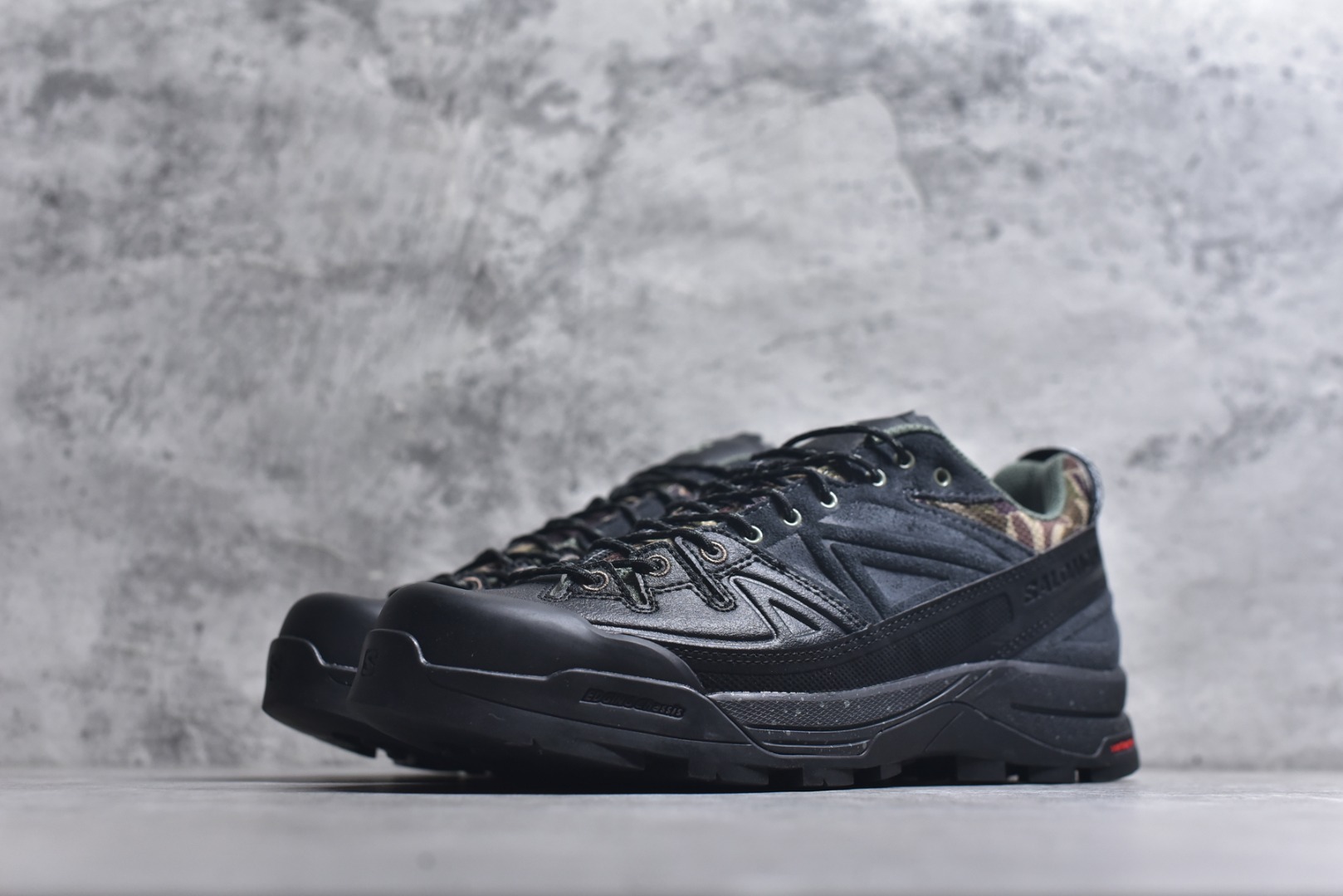 图片[2]-#SALOMON萨洛蒙 X-ALP Carhartt WIP 舒适贴合 登山徒步鞋 男女同款 黑色 491655 原版购入开发 做货 这款由MM6全新演绎的X-AIp专注于其空气动力学的外观上，标志性白色与奶油色带来都市风格 鞋舌上的MM6 数字标志就像一枚手工印章，与SALOMON大胆而高科技的LOGO相得益彰 另一双则以纯粹的黑色打造，突出富质感的细节，标志性运动鞋被提炼为新的都市经典 为 SALOMON带来静谧气息 配送专柜精美包装 面料： 原版进口牛皮+透气网面 内里：原版进口透气网里 鞋底：原版开模防滑橡胶大底 底厚：4CM 尺码： 36 36.5 37.5 38 38.5 39 40 440.5 41 42 42.5 43 44 44.5 45 46-选品中心