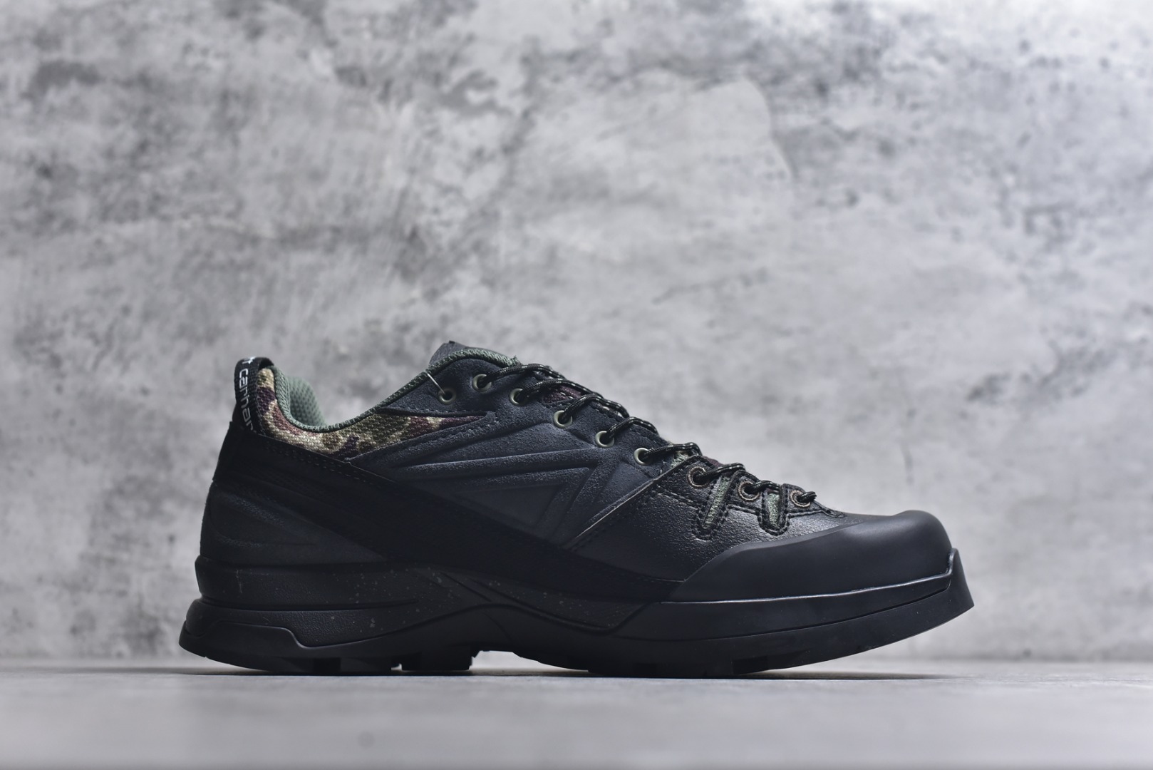 图片[3]-#SALOMON萨洛蒙 X-ALP Carhartt WIP 舒适贴合 登山徒步鞋 男女同款 黑色 491655 原版购入开发 做货 这款由MM6全新演绎的X-AIp专注于其空气动力学的外观上，标志性白色与奶油色带来都市风格 鞋舌上的MM6 数字标志就像一枚手工印章，与SALOMON大胆而高科技的LOGO相得益彰 另一双则以纯粹的黑色打造，突出富质感的细节，标志性运动鞋被提炼为新的都市经典 为 SALOMON带来静谧气息 配送专柜精美包装 面料： 原版进口牛皮+透气网面 内里：原版进口透气网里 鞋底：原版开模防滑橡胶大底 底厚：4CM 尺码： 36 36.5 37.5 38 38.5 39 40 440.5 41 42 42.5 43 44 44.5 45 46-选品中心