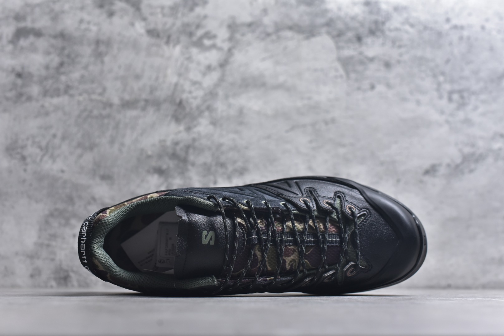 图片[4]-#SALOMON萨洛蒙 X-ALP Carhartt WIP 舒适贴合 登山徒步鞋 男女同款 黑色 491655 原版购入开发 做货 这款由MM6全新演绎的X-AIp专注于其空气动力学的外观上，标志性白色与奶油色带来都市风格 鞋舌上的MM6 数字标志就像一枚手工印章，与SALOMON大胆而高科技的LOGO相得益彰 另一双则以纯粹的黑色打造，突出富质感的细节，标志性运动鞋被提炼为新的都市经典 为 SALOMON带来静谧气息 配送专柜精美包装 面料： 原版进口牛皮+透气网面 内里：原版进口透气网里 鞋底：原版开模防滑橡胶大底 底厚：4CM 尺码： 36 36.5 37.5 38 38.5 39 40 440.5 41 42 42.5 43 44 44.5 45 46-选品中心