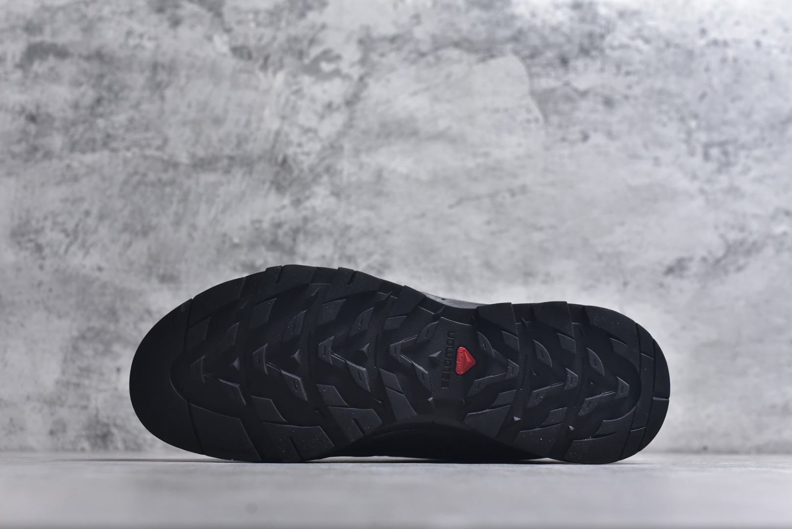 图片[6]-#SALOMON萨洛蒙 X-ALP Carhartt WIP 舒适贴合 登山徒步鞋 男女同款 黑色 491655 原版购入开发 做货 这款由MM6全新演绎的X-AIp专注于其空气动力学的外观上，标志性白色与奶油色带来都市风格 鞋舌上的MM6 数字标志就像一枚手工印章，与SALOMON大胆而高科技的LOGO相得益彰 另一双则以纯粹的黑色打造，突出富质感的细节，标志性运动鞋被提炼为新的都市经典 为 SALOMON带来静谧气息 配送专柜精美包装 面料： 原版进口牛皮+透气网面 内里：原版进口透气网里 鞋底：原版开模防滑橡胶大底 底厚：4CM 尺码： 36 36.5 37.5 38 38.5 39 40 440.5 41 42 42.5 43 44 44.5 45 46-选品中心