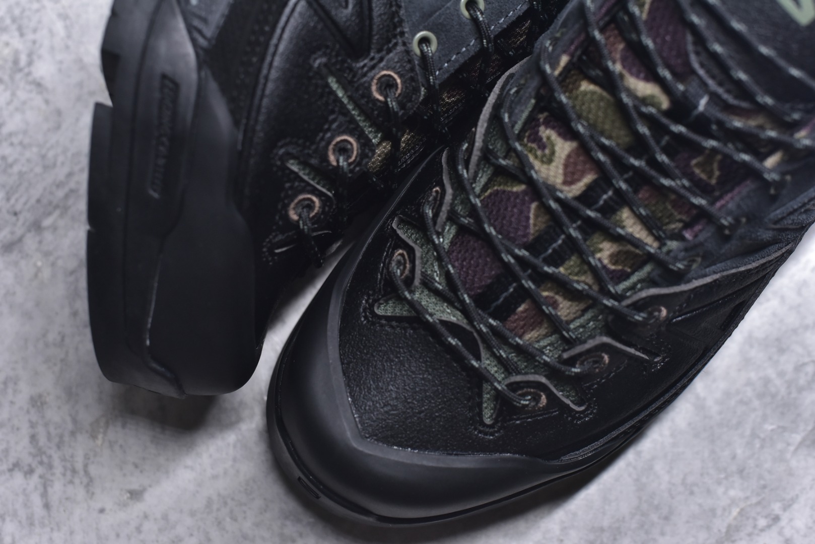 图片[8]-#SALOMON萨洛蒙 X-ALP Carhartt WIP 舒适贴合 登山徒步鞋 男女同款 黑色 491655 原版购入开发 做货 这款由MM6全新演绎的X-AIp专注于其空气动力学的外观上，标志性白色与奶油色带来都市风格 鞋舌上的MM6 数字标志就像一枚手工印章，与SALOMON大胆而高科技的LOGO相得益彰 另一双则以纯粹的黑色打造，突出富质感的细节，标志性运动鞋被提炼为新的都市经典 为 SALOMON带来静谧气息 配送专柜精美包装 面料： 原版进口牛皮+透气网面 内里：原版进口透气网里 鞋底：原版开模防滑橡胶大底 底厚：4CM 尺码： 36 36.5 37.5 38 38.5 39 40 440.5 41 42 42.5 43 44 44.5 45 46-选品中心