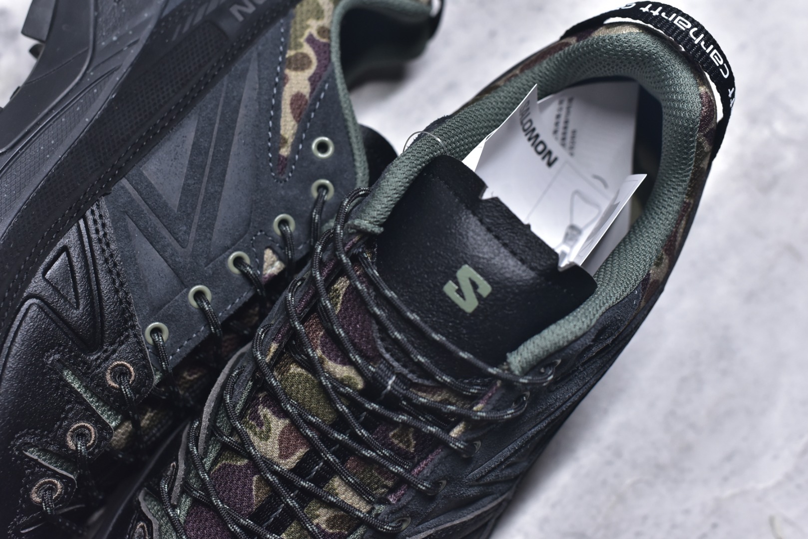 图片[9]-#SALOMON萨洛蒙 X-ALP Carhartt WIP 舒适贴合 登山徒步鞋 男女同款 黑色 491655 原版购入开发 做货 这款由MM6全新演绎的X-AIp专注于其空气动力学的外观上，标志性白色与奶油色带来都市风格 鞋舌上的MM6 数字标志就像一枚手工印章，与SALOMON大胆而高科技的LOGO相得益彰 另一双则以纯粹的黑色打造，突出富质感的细节，标志性运动鞋被提炼为新的都市经典 为 SALOMON带来静谧气息 配送专柜精美包装 面料： 原版进口牛皮+透气网面 内里：原版进口透气网里 鞋底：原版开模防滑橡胶大底 底厚：4CM 尺码： 36 36.5 37.5 38 38.5 39 40 440.5 41 42 42.5 43 44 44.5 45 46-选品中心