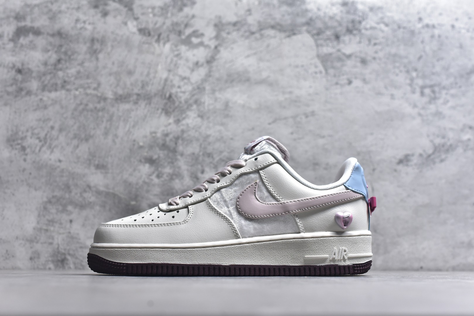#NK Air Force 1´07 Low 空军一号低帮百搭休闲运动板鞋 IQ4937-161 柔软、弹性十足的缓震性能和出色的中底设计 横跨复古与现代的外型结合 造就出风靡全球 三十多年的Force 1 直到今天还深受青睐 实拍调校N版已经零色差零失真 百分百还原实物色彩所见即所得 不存在货不对板色差等低级问题 选购参考实物拍摄 不混卖不参货 只用心做好货严格选品 承诺混一赔十 尺码：36 36.5 37.5 38 38.5 39 40 40.5 41 42 42.5 43 44 44.5 45-选品中心