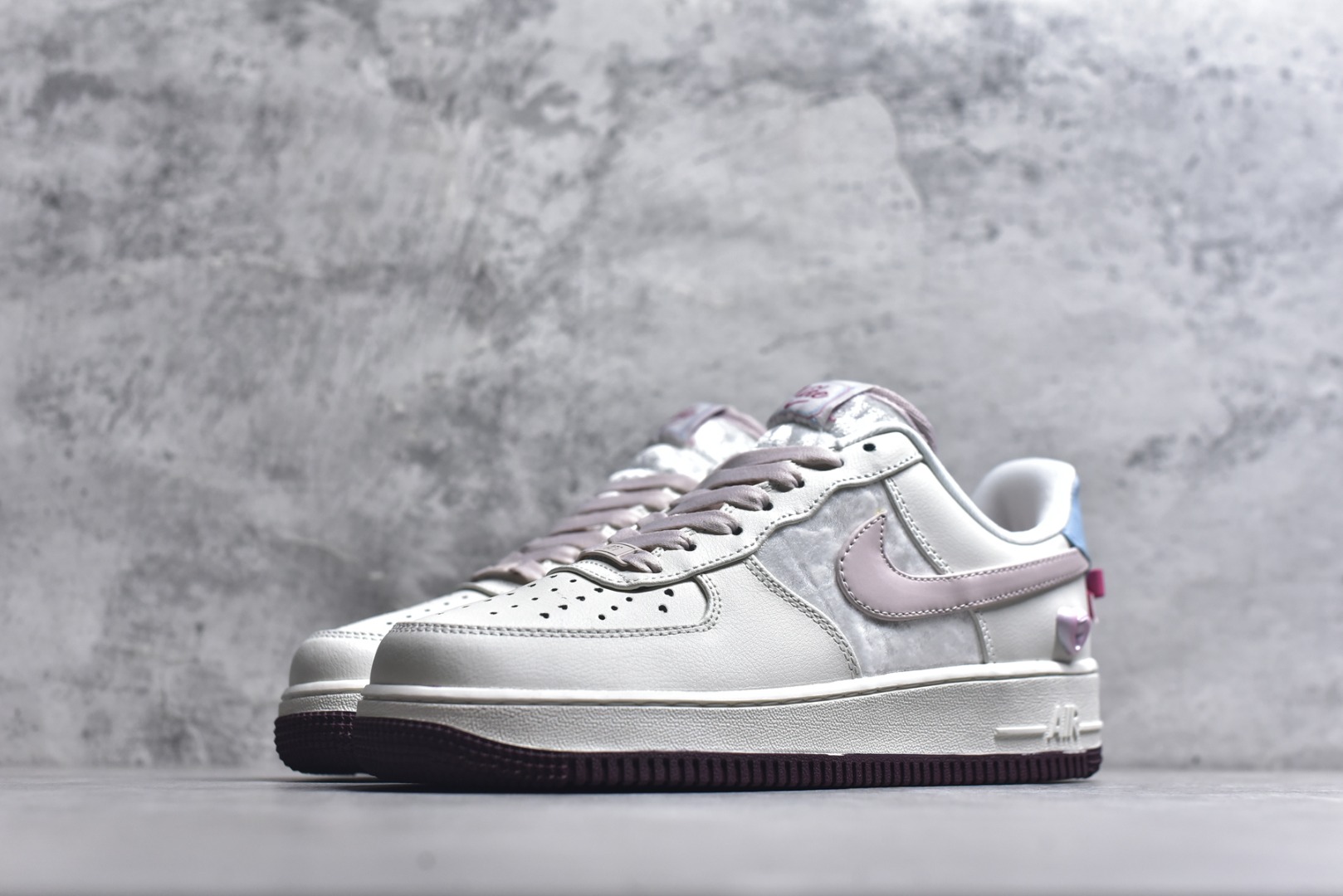 图片[2]-#NK Air Force 1´07 Low 空军一号低帮百搭休闲运动板鞋 IQ4937-161 柔软、弹性十足的缓震性能和出色的中底设计 横跨复古与现代的外型结合 造就出风靡全球 三十多年的Force 1 直到今天还深受青睐 实拍调校N版已经零色差零失真 百分百还原实物色彩所见即所得 不存在货不对板色差等低级问题 选购参考实物拍摄 不混卖不参货 只用心做好货严格选品 承诺混一赔十 尺码：36 36.5 37.5 38 38.5 39 40 40.5 41 42 42.5 43 44 44.5 45-选品中心