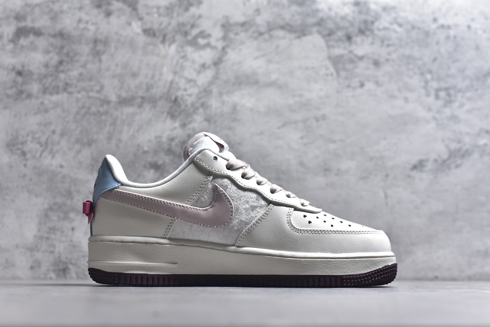 图片[3]-#NK Air Force 1´07 Low 空军一号低帮百搭休闲运动板鞋 IQ4937-161 柔软、弹性十足的缓震性能和出色的中底设计 横跨复古与现代的外型结合 造就出风靡全球 三十多年的Force 1 直到今天还深受青睐 实拍调校N版已经零色差零失真 百分百还原实物色彩所见即所得 不存在货不对板色差等低级问题 选购参考实物拍摄 不混卖不参货 只用心做好货严格选品 承诺混一赔十 尺码：36 36.5 37.5 38 38.5 39 40 40.5 41 42 42.5 43 44 44.5 45-选品中心