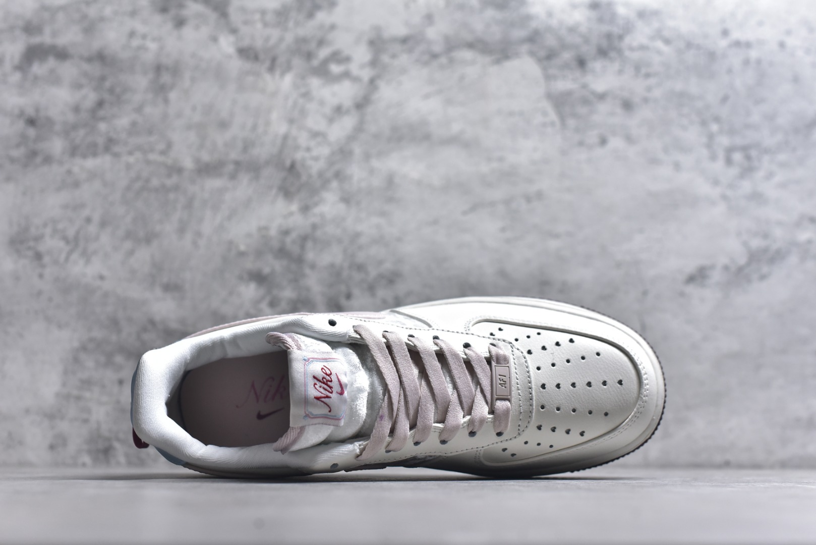 图片[4]-#NK Air Force 1´07 Low 空军一号低帮百搭休闲运动板鞋 IQ4937-161 柔软、弹性十足的缓震性能和出色的中底设计 横跨复古与现代的外型结合 造就出风靡全球 三十多年的Force 1 直到今天还深受青睐 实拍调校N版已经零色差零失真 百分百还原实物色彩所见即所得 不存在货不对板色差等低级问题 选购参考实物拍摄 不混卖不参货 只用心做好货严格选品 承诺混一赔十 尺码：36 36.5 37.5 38 38.5 39 40 40.5 41 42 42.5 43 44 44.5 45-选品中心