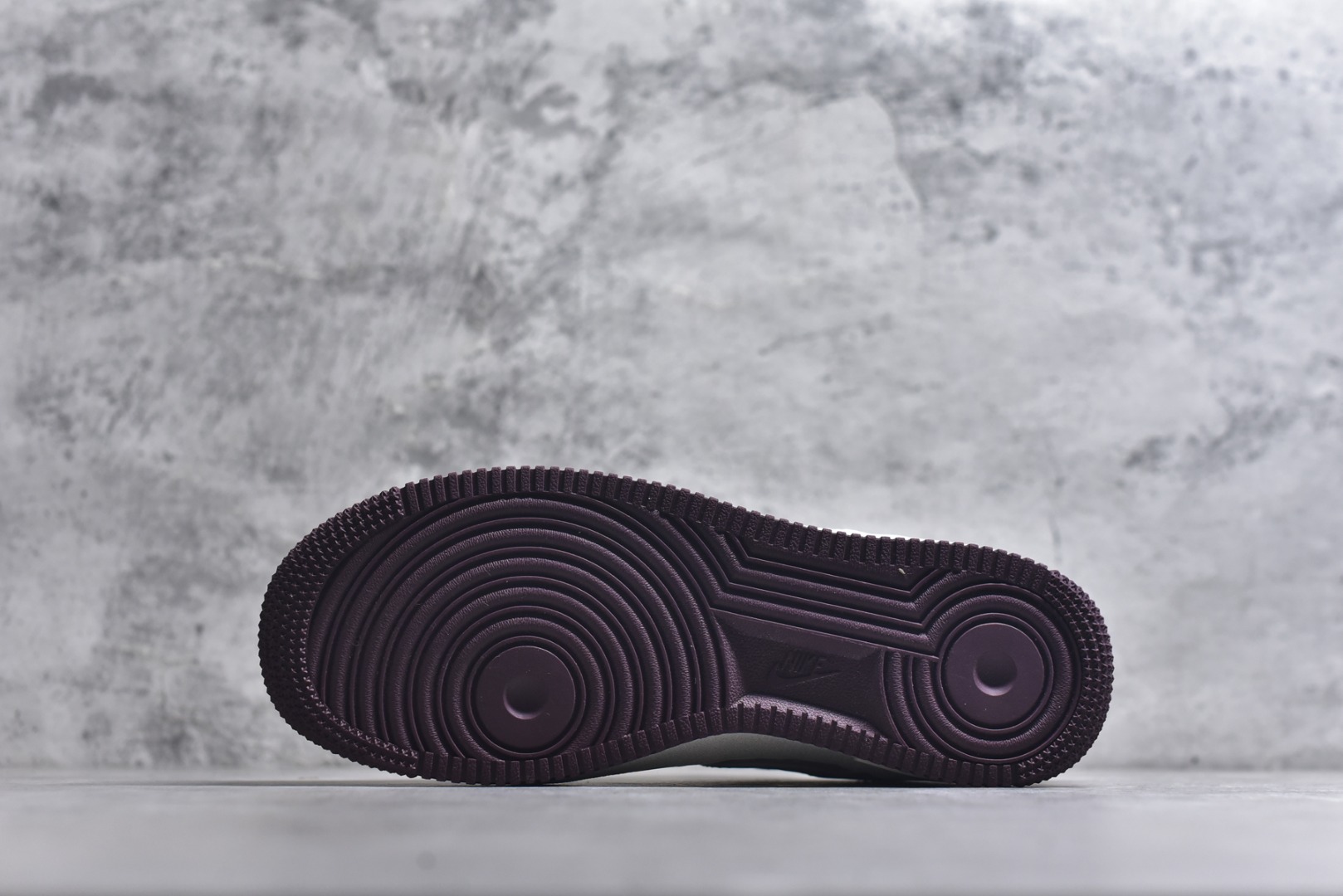 图片[6]-#NK Air Force 1´07 Low 空军一号低帮百搭休闲运动板鞋 IQ4937-161 柔软、弹性十足的缓震性能和出色的中底设计 横跨复古与现代的外型结合 造就出风靡全球 三十多年的Force 1 直到今天还深受青睐 实拍调校N版已经零色差零失真 百分百还原实物色彩所见即所得 不存在货不对板色差等低级问题 选购参考实物拍摄 不混卖不参货 只用心做好货严格选品 承诺混一赔十 尺码：36 36.5 37.5 38 38.5 39 40 40.5 41 42 42.5 43 44 44.5 45-选品中心