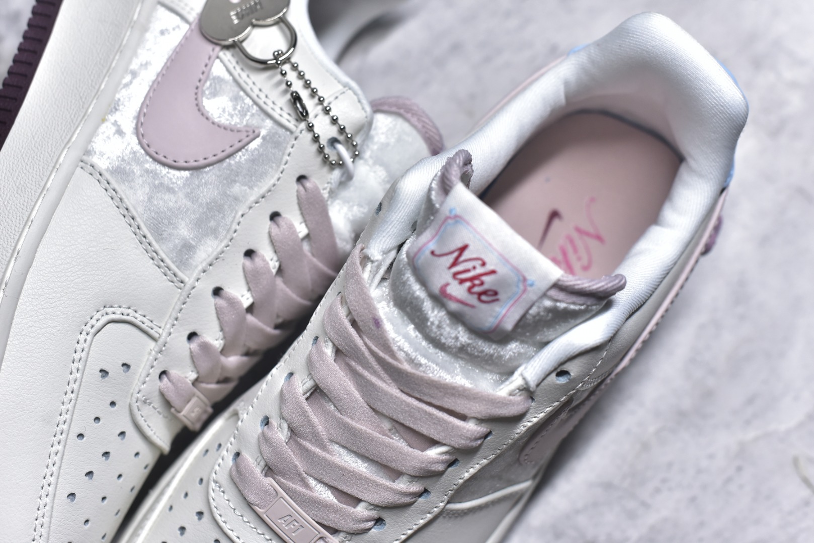 图片[9]-#NK Air Force 1´07 Low 空军一号低帮百搭休闲运动板鞋 IQ4937-161 柔软、弹性十足的缓震性能和出色的中底设计 横跨复古与现代的外型结合 造就出风靡全球 三十多年的Force 1 直到今天还深受青睐 实拍调校N版已经零色差零失真 百分百还原实物色彩所见即所得 不存在货不对板色差等低级问题 选购参考实物拍摄 不混卖不参货 只用心做好货严格选品 承诺混一赔十 尺码：36 36.5 37.5 38 38.5 39 40 40.5 41 42 42.5 43 44 44.5 45-选品中心