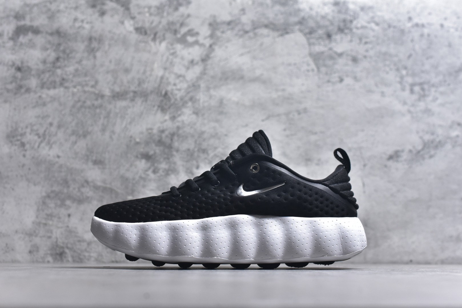 #NK Mind 002 黑科技足底按摩舒适贴合训练鞋 该系列首作 HQ4308-002 Mind 001 从神经科学中汲取灵感，打造出一款不仅外观独特，更能为穿着者带来别样感知体验的球鞋，此次新作将继续延续此核心方向。历时十年打磨的 Mind 系列，承载着 Nike 对未来鞋款的愿景呈现。系列中的每双鞋，外底均由 22 个独立泡沫结节构成，旨在模拟赤足般的体验。这些结节通过与足底感官感受器的相互作用，从而促进人体的自然步态。实拍调校N版已经零色差零失真 百分百还原实物色彩所见即所得 不存在货不对板色差等低级问题 选购参考实物拍摄 不混卖不参货 只用心做好货严格选品 承诺混一赔十 尺码：36 36.5 37.5 38 38.5 39 40 40.5 41 42 42.5 43 44 44.5 45-选品中心