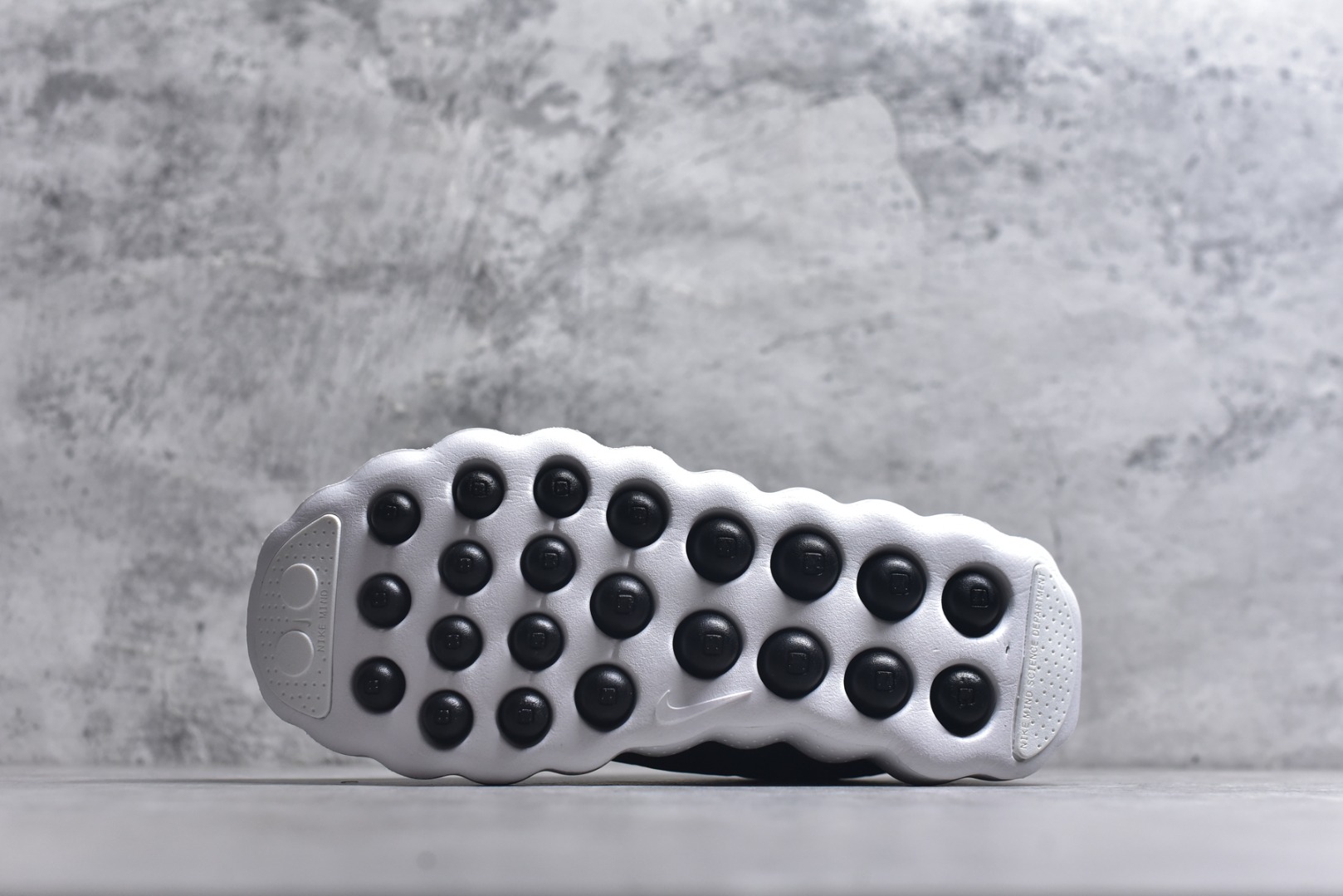 图片[6]-#NK Mind 002 黑科技足底按摩舒适贴合训练鞋 该系列首作 HQ4308-002 Mind 001 从神经科学中汲取灵感，打造出一款不仅外观独特，更能为穿着者带来别样感知体验的球鞋，此次新作将继续延续此核心方向。历时十年打磨的 Mind 系列，承载着 Nike 对未来鞋款的愿景呈现。系列中的每双鞋，外底均由 22 个独立泡沫结节构成，旨在模拟赤足般的体验。这些结节通过与足底感官感受器的相互作用，从而促进人体的自然步态。实拍调校N版已经零色差零失真 百分百还原实物色彩所见即所得 不存在货不对板色差等低级问题 选购参考实物拍摄 不混卖不参货 只用心做好货严格选品 承诺混一赔十 尺码：36 36.5 37.5 38 38.5 39 40 40.5 41 42 42.5 43 44 44.5 45-选品中心
