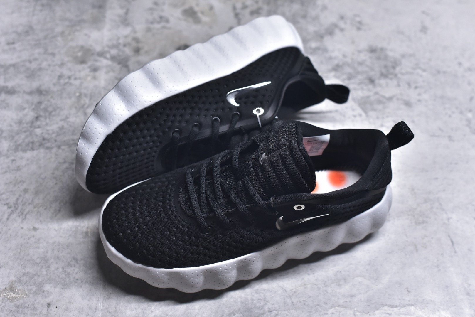 图片[7]-#NK Mind 002 黑科技足底按摩舒适贴合训练鞋 该系列首作 HQ4308-002 Mind 001 从神经科学中汲取灵感，打造出一款不仅外观独特，更能为穿着者带来别样感知体验的球鞋，此次新作将继续延续此核心方向。历时十年打磨的 Mind 系列，承载着 Nike 对未来鞋款的愿景呈现。系列中的每双鞋，外底均由 22 个独立泡沫结节构成，旨在模拟赤足般的体验。这些结节通过与足底感官感受器的相互作用，从而促进人体的自然步态。实拍调校N版已经零色差零失真 百分百还原实物色彩所见即所得 不存在货不对板色差等低级问题 选购参考实物拍摄 不混卖不参货 只用心做好货严格选品 承诺混一赔十 尺码：36 36.5 37.5 38 38.5 39 40 40.5 41 42 42.5 43 44 44.5 45-选品中心