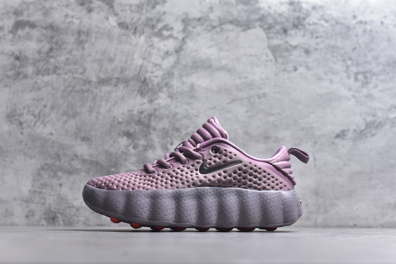 #NK Mind 002 黑科技足底按摩舒适贴合训练鞋 该系列首作 HQ4310-200 Mind 001 从神经科学中汲取灵感，打造出一款不仅外观独特，更能为穿着者带来别样感知体验的球鞋，此次新作将继续延续此核心方向。历时十年打磨的 Mind 系列，承载着 Nike 对未来鞋款的愿景呈现。系列中的每双鞋，外底均由 22 个独立泡沫结节构成，旨在模拟赤足般的体验。这些结节通过与足底感官感受器的相互作用，从而促进人体的自然步态。实拍调校N版已经零色差零失真 百分百还原实物色彩所见即所得 不存在货不对板色差等低级问题 选购参考实物拍摄 不混卖不参货 只用心做好货严格选品 承诺混一赔十 尺码：36 36.5 37.5 38 38.5 39 40 40.5 41 42 42.5 43 44 44.5 45-选品中心