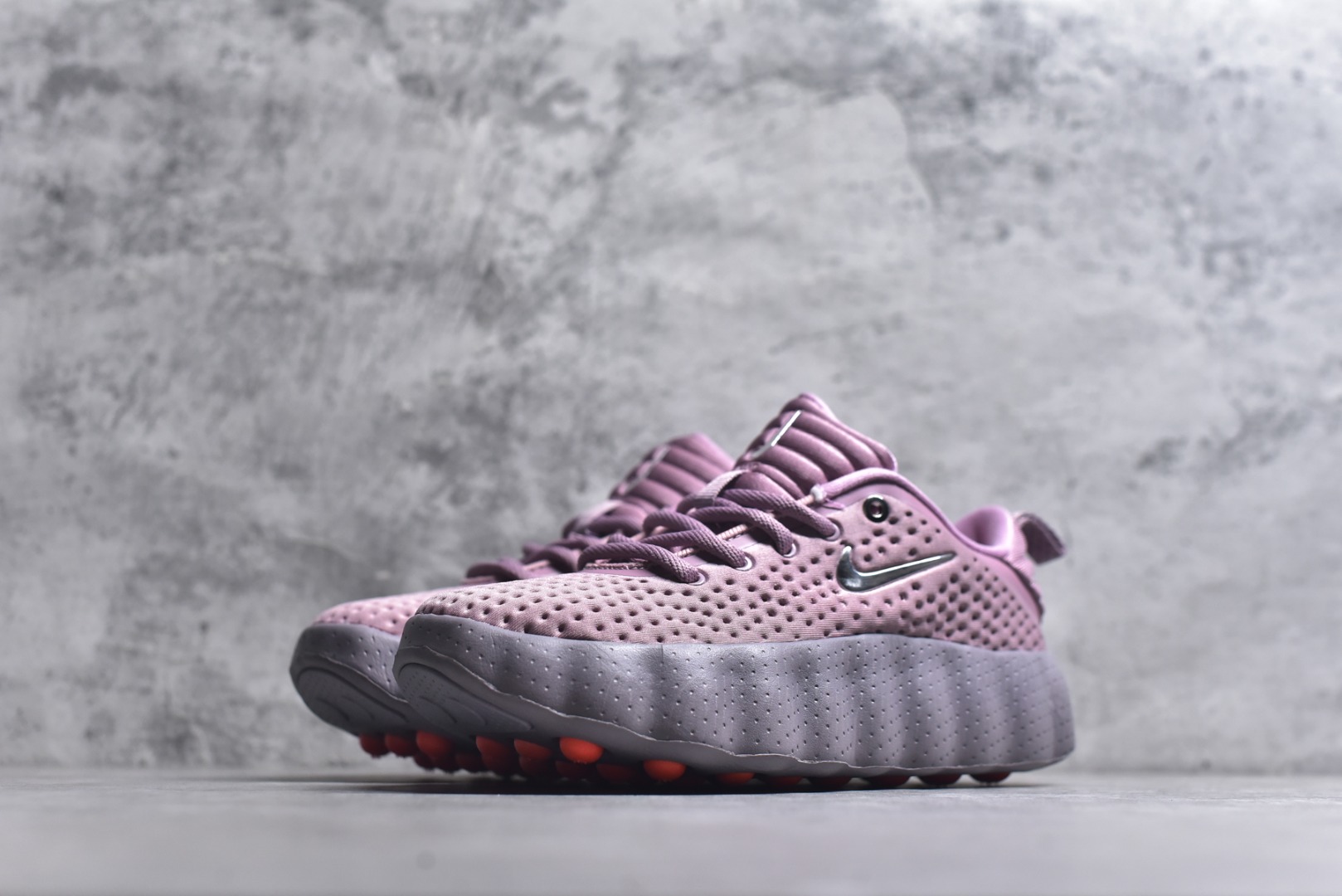 图片[2]-#NK Mind 002 黑科技足底按摩舒适贴合训练鞋 该系列首作 HQ4310-200 Mind 001 从神经科学中汲取灵感，打造出一款不仅外观独特，更能为穿着者带来别样感知体验的球鞋，此次新作将继续延续此核心方向。历时十年打磨的 Mind 系列，承载着 Nike 对未来鞋款的愿景呈现。系列中的每双鞋，外底均由 22 个独立泡沫结节构成，旨在模拟赤足般的体验。这些结节通过与足底感官感受器的相互作用，从而促进人体的自然步态。实拍调校N版已经零色差零失真 百分百还原实物色彩所见即所得 不存在货不对板色差等低级问题 选购参考实物拍摄 不混卖不参货 只用心做好货严格选品 承诺混一赔十 尺码：36 36.5 37.5 38 38.5 39 40 40.5 41 42 42.5 43 44 44.5 45-选品中心