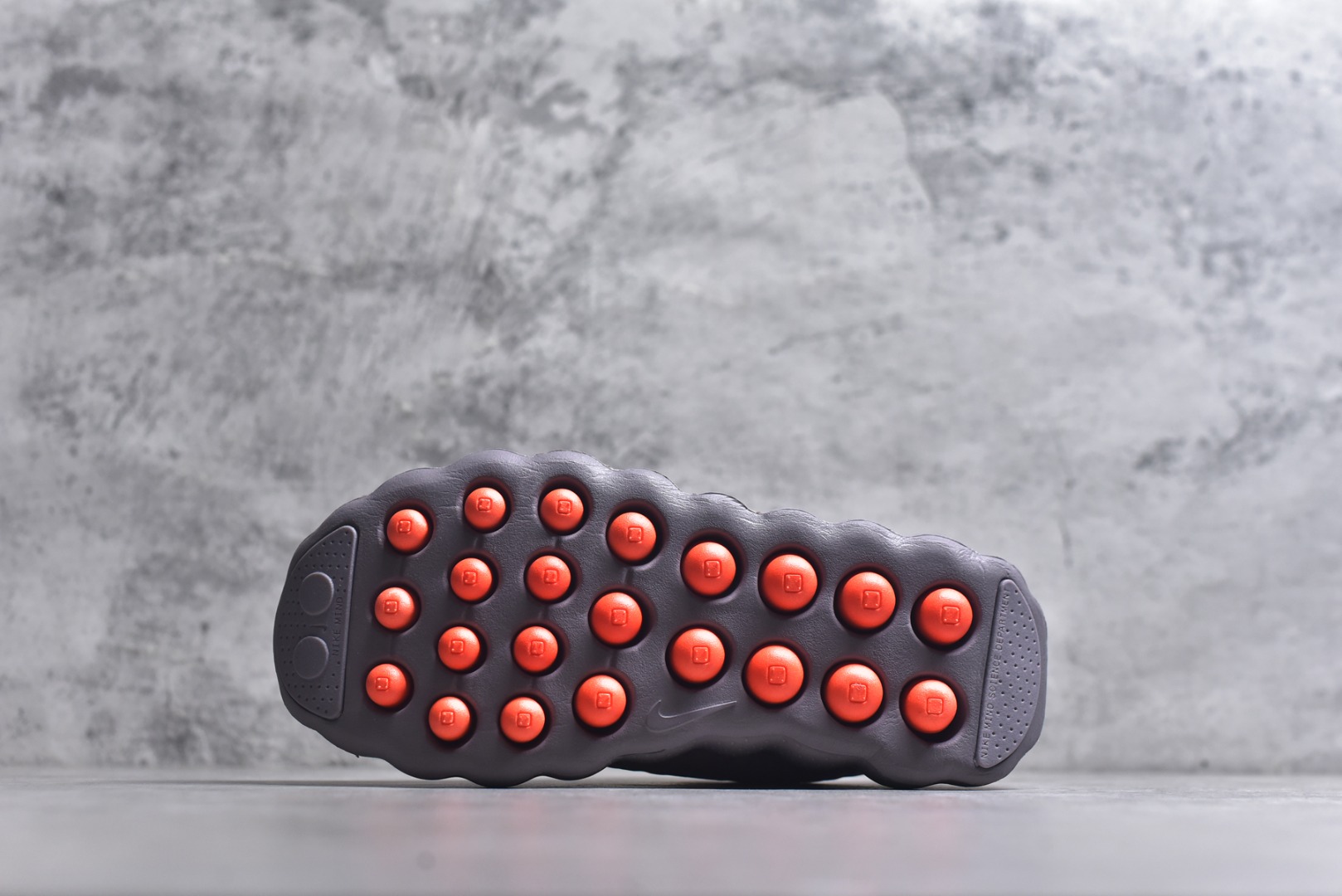图片[6]-#NK Mind 002 黑科技足底按摩舒适贴合训练鞋 该系列首作 HQ4310-200 Mind 001 从神经科学中汲取灵感，打造出一款不仅外观独特，更能为穿着者带来别样感知体验的球鞋，此次新作将继续延续此核心方向。历时十年打磨的 Mind 系列，承载着 Nike 对未来鞋款的愿景呈现。系列中的每双鞋，外底均由 22 个独立泡沫结节构成，旨在模拟赤足般的体验。这些结节通过与足底感官感受器的相互作用，从而促进人体的自然步态。实拍调校N版已经零色差零失真 百分百还原实物色彩所见即所得 不存在货不对板色差等低级问题 选购参考实物拍摄 不混卖不参货 只用心做好货严格选品 承诺混一赔十 尺码：36 36.5 37.5 38 38.5 39 40 40.5 41 42 42.5 43 44 44.5 45-选品中心